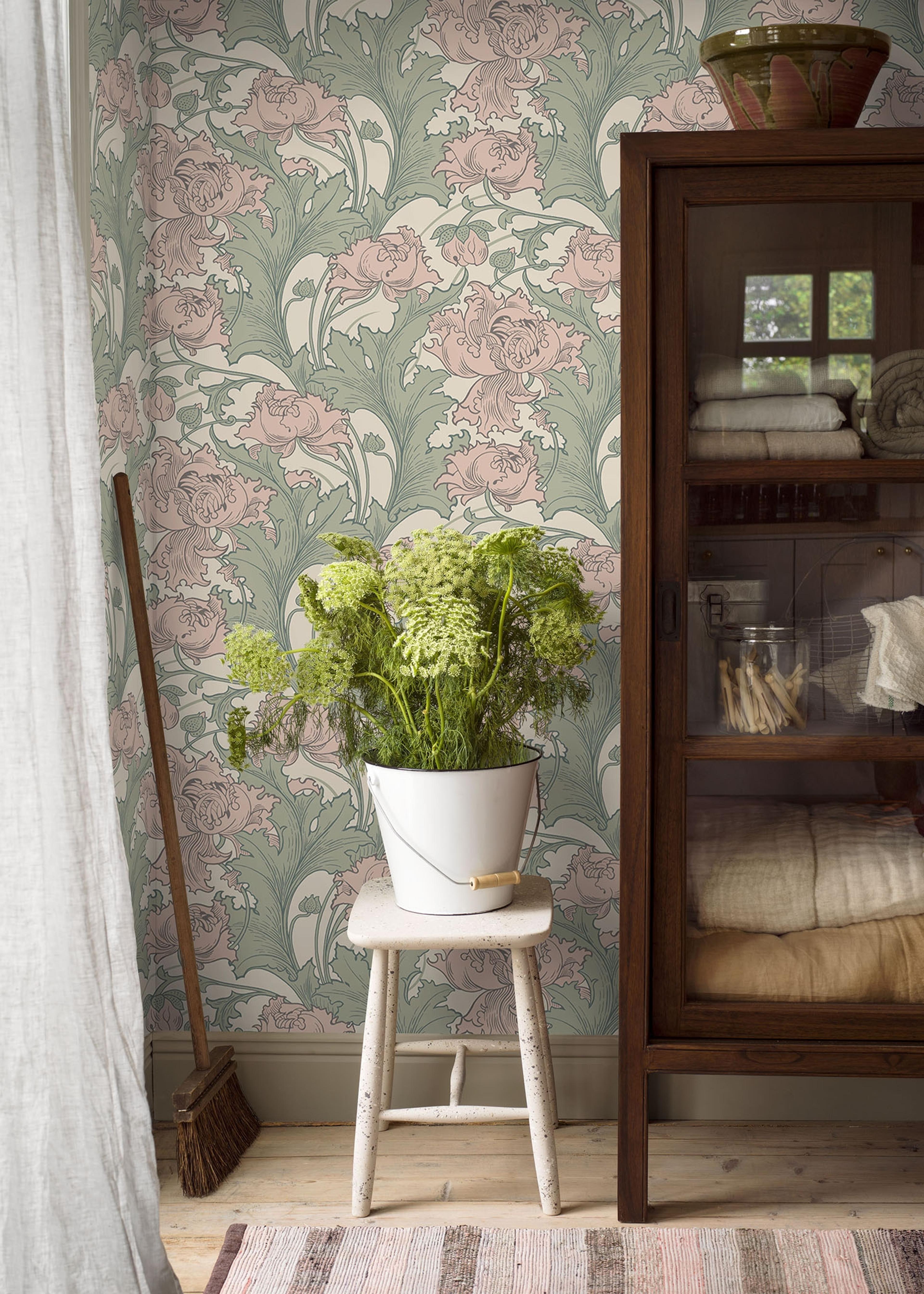 Siri tapet från Boråstapeter med botaniskt mönster i rosa och grön. Från kollektionen anno. Nonwoven-material med förskjuten passning. Country-stil. Passar i sovrum och matsal.