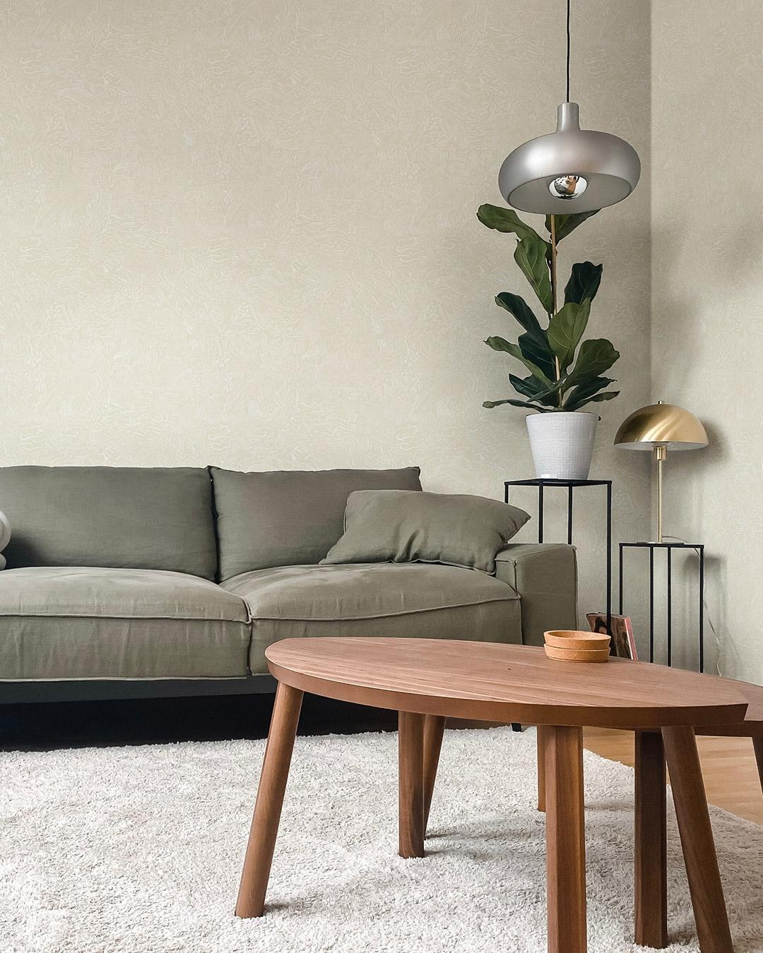 Klara o Tove landskapsdjur beige, tapet tapet med naturochlandskap mönster i beige. Från kollektionen Klara o Tove. Nonwoven-material med rak passning. Passar i vardagsrum, sovrum och hall.