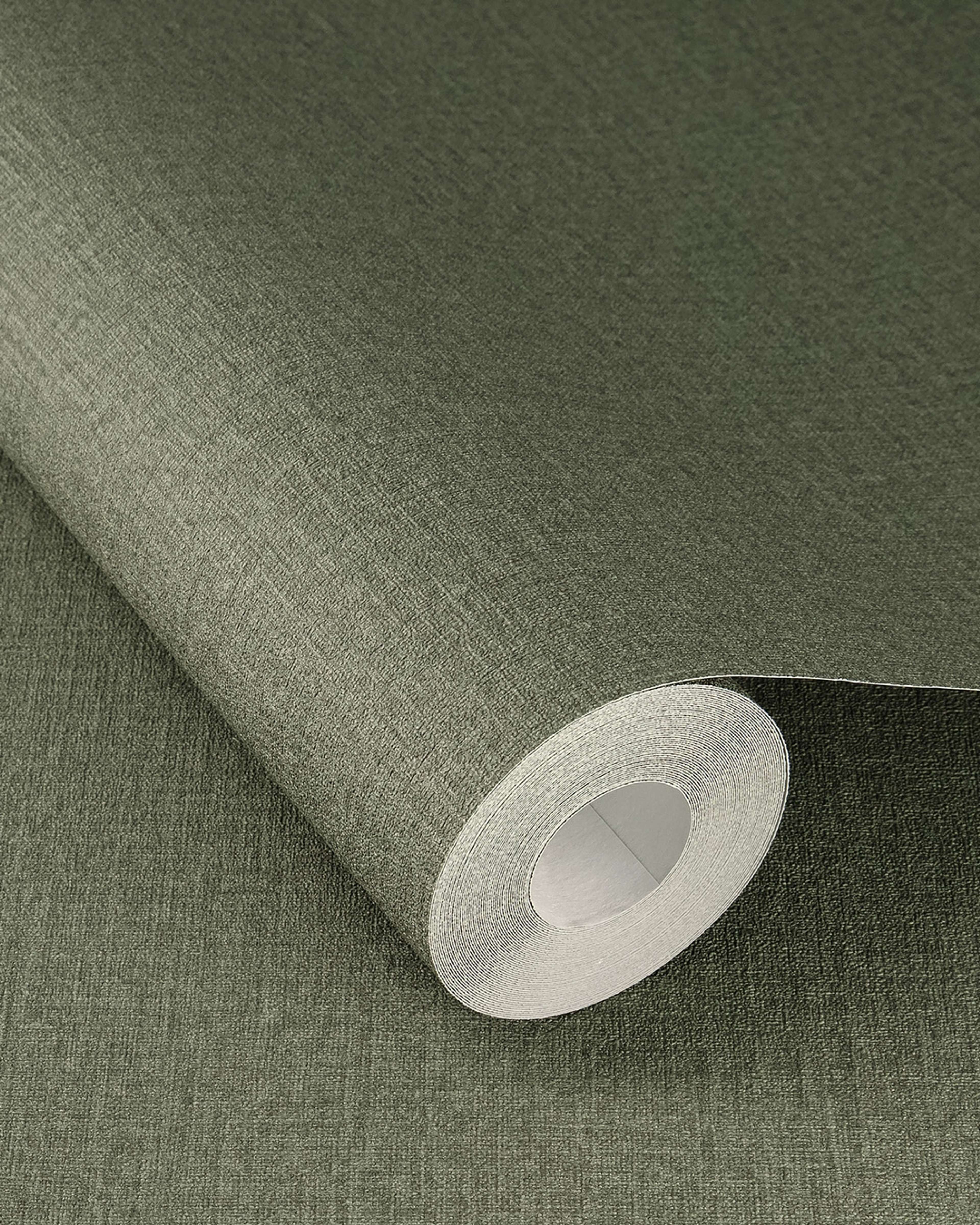 Serengeti 555943 tapet enfärgad i grön. Från kollektionen Serengeti. Nonwoven-material. Passar i vardagsrum och matsal.