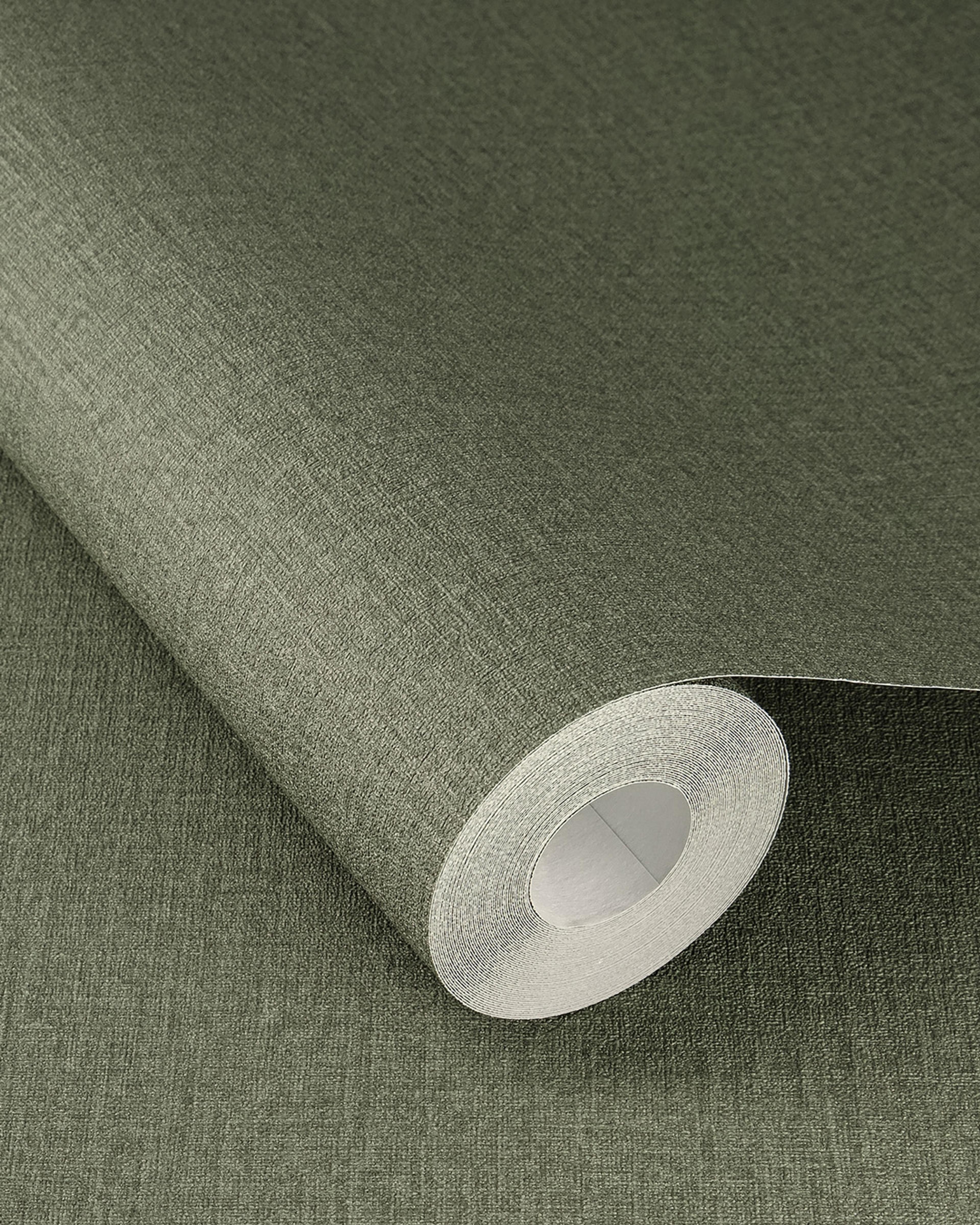 Serengeti 555943 tapet enfärgad i grön. Från kollektionen Serengeti. Nonwoven-material. Passar i vardagsrum och matsal.