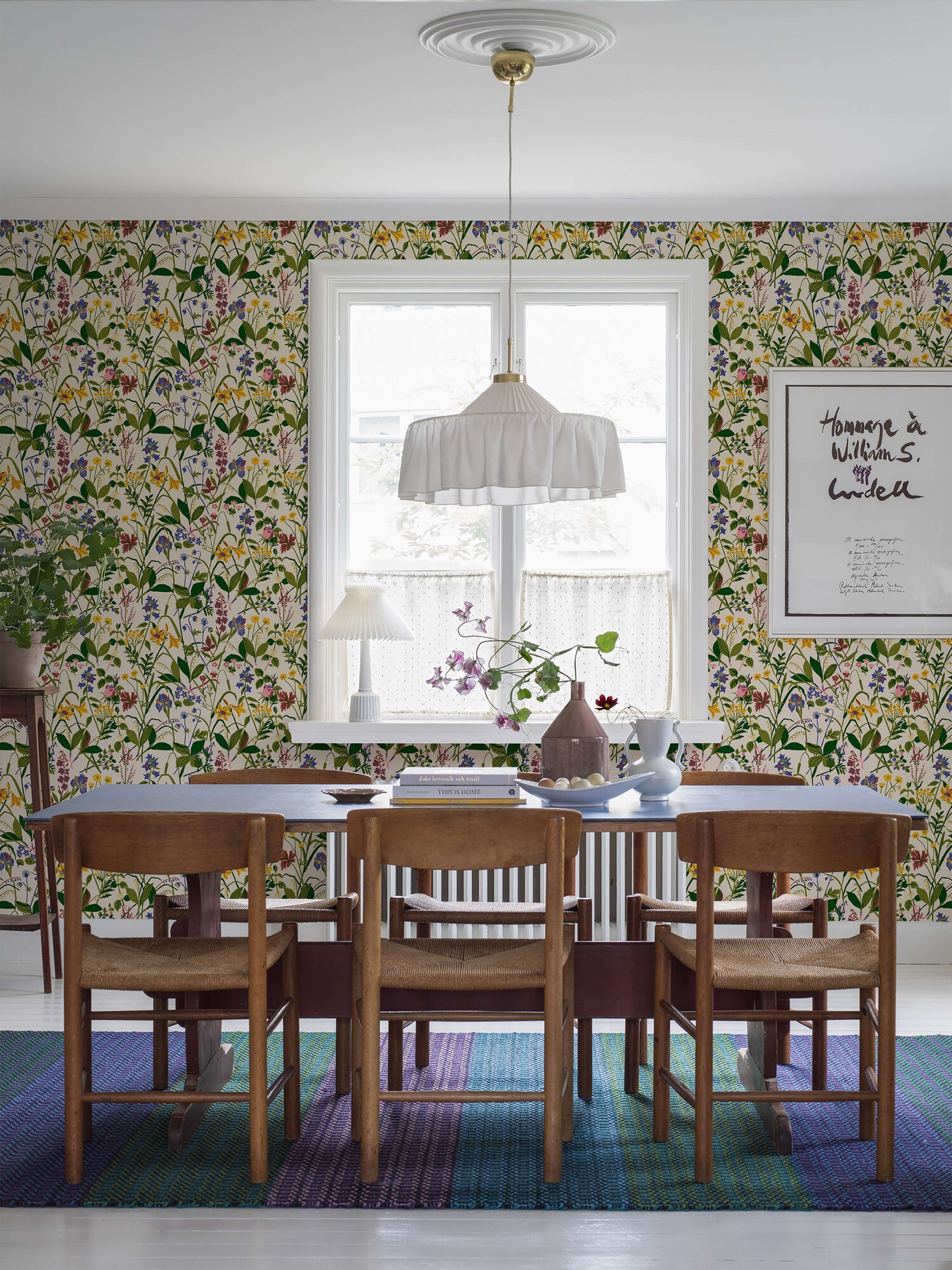 Gocken Jobs Ros och Lilja tapet med botaniskt, blommigt, retro mönster i vit. Från kollektionen Scandinavian Designers III. Nonwoven-material med rak passning.