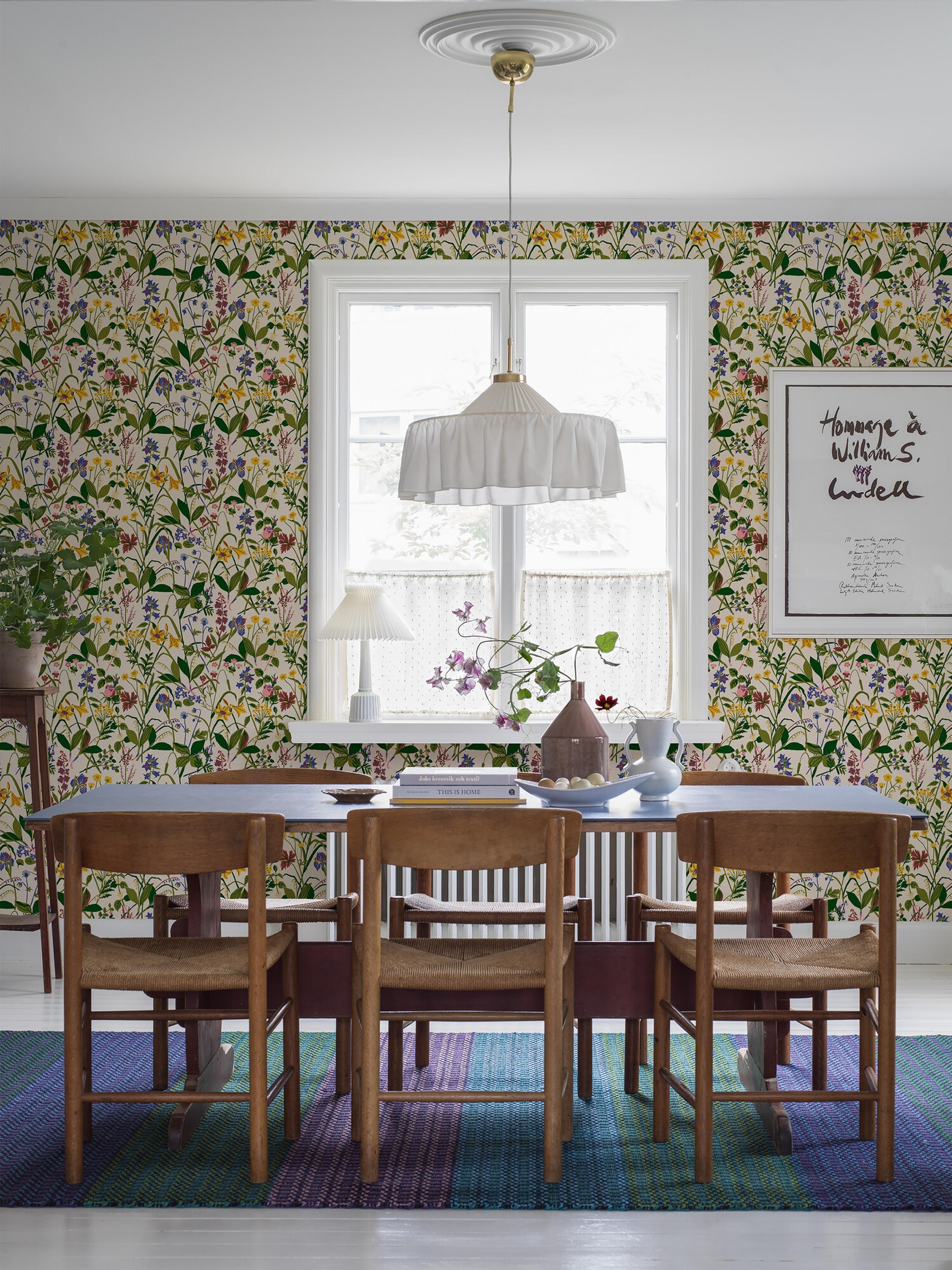 Gocken Jobs Ros och Lilja tapet med botaniskt, blommigt, retro mönster i vit. Från kollektionen Scandinavian Designers III. Nonwoven-material med rak passning.