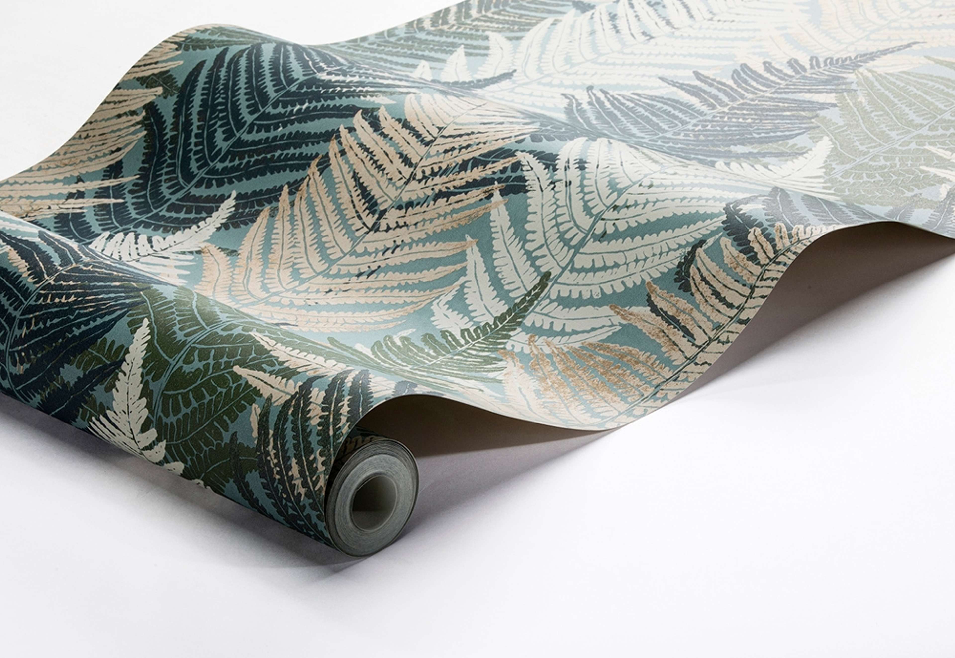 Fern Forest tapet från Boråstapeter med botaniskt mönster i grön. Från kollektionen Woodland. Nonwoven-material med rak passning. Passar i vardagsrum, sovrum och hall.