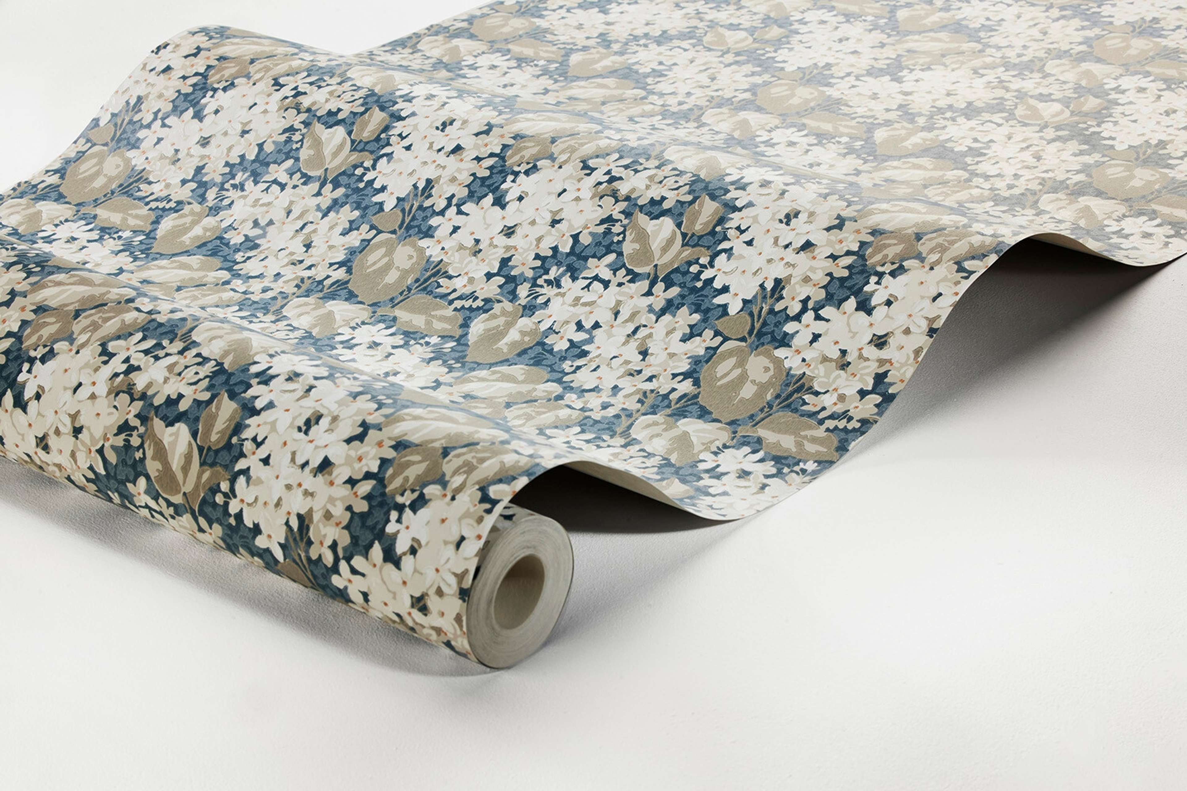 Aratorp tapet med blommigt mönster i blå. Från kollektionen Alla Tiders Hus. Nonwoven-material med förskjuten passning. Passar i vardagsrum, matsal och kök.