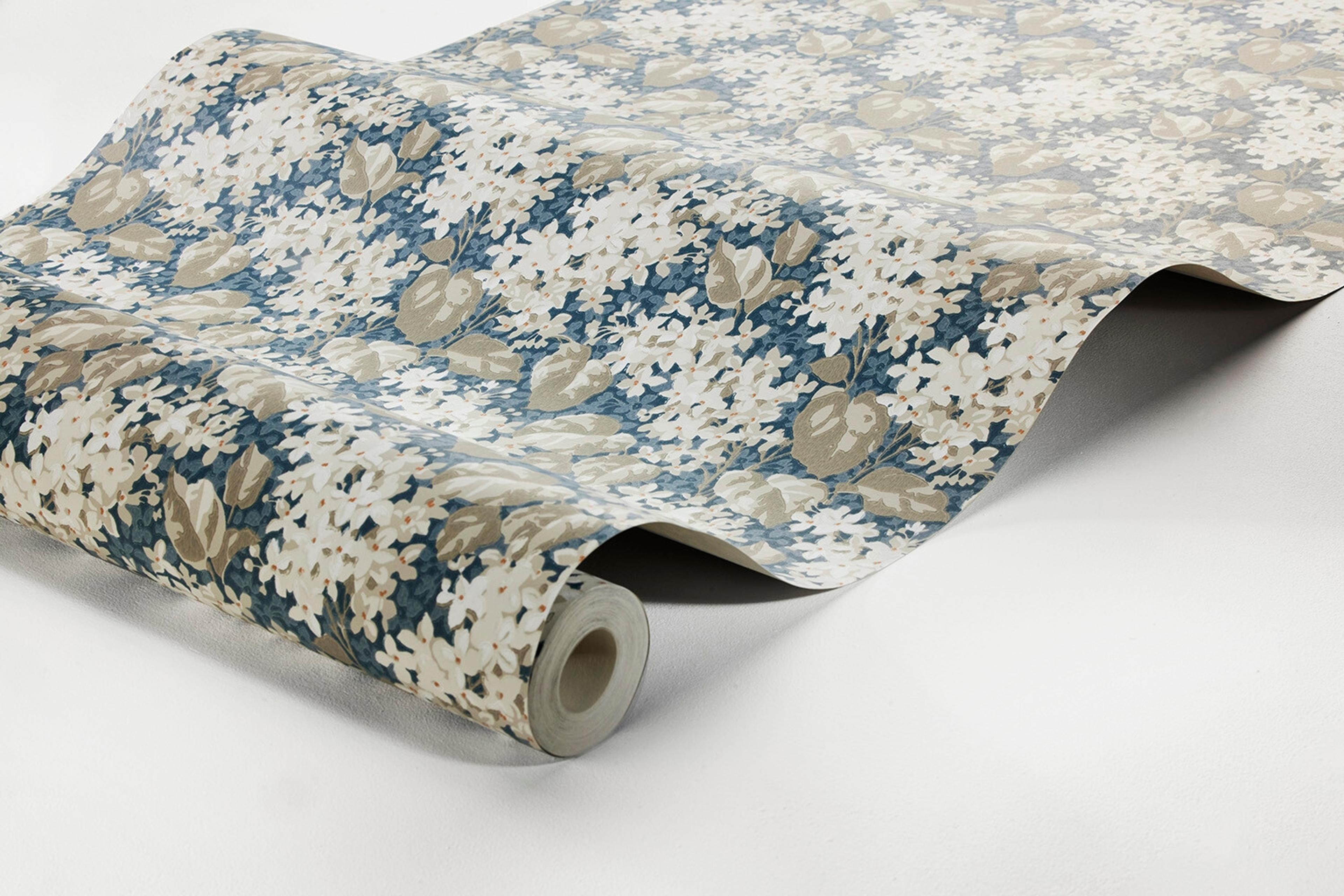 Aratorp tapet med blommigt mönster i blå. Från kollektionen Alla Tiders Hus. Nonwoven-material med förskjuten passning. Passar i vardagsrum, matsal och kök.