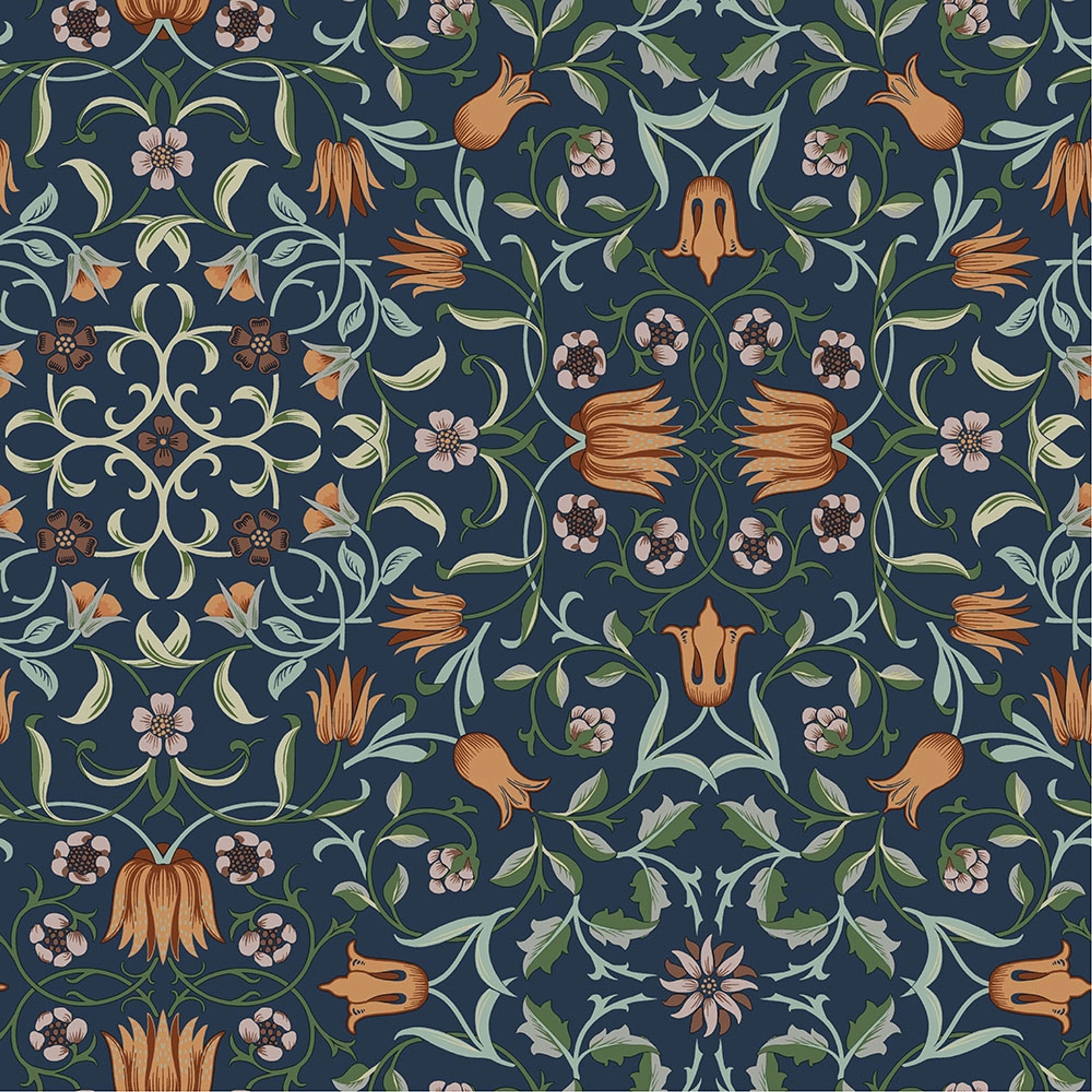 No 1 Holland Park, mörkblå tapet tapet från Midbec med botaniskt, blommigt mönster i blå. Från kollektionen Hidden Treasures vol 1. Nonwoven-material med rak passning.