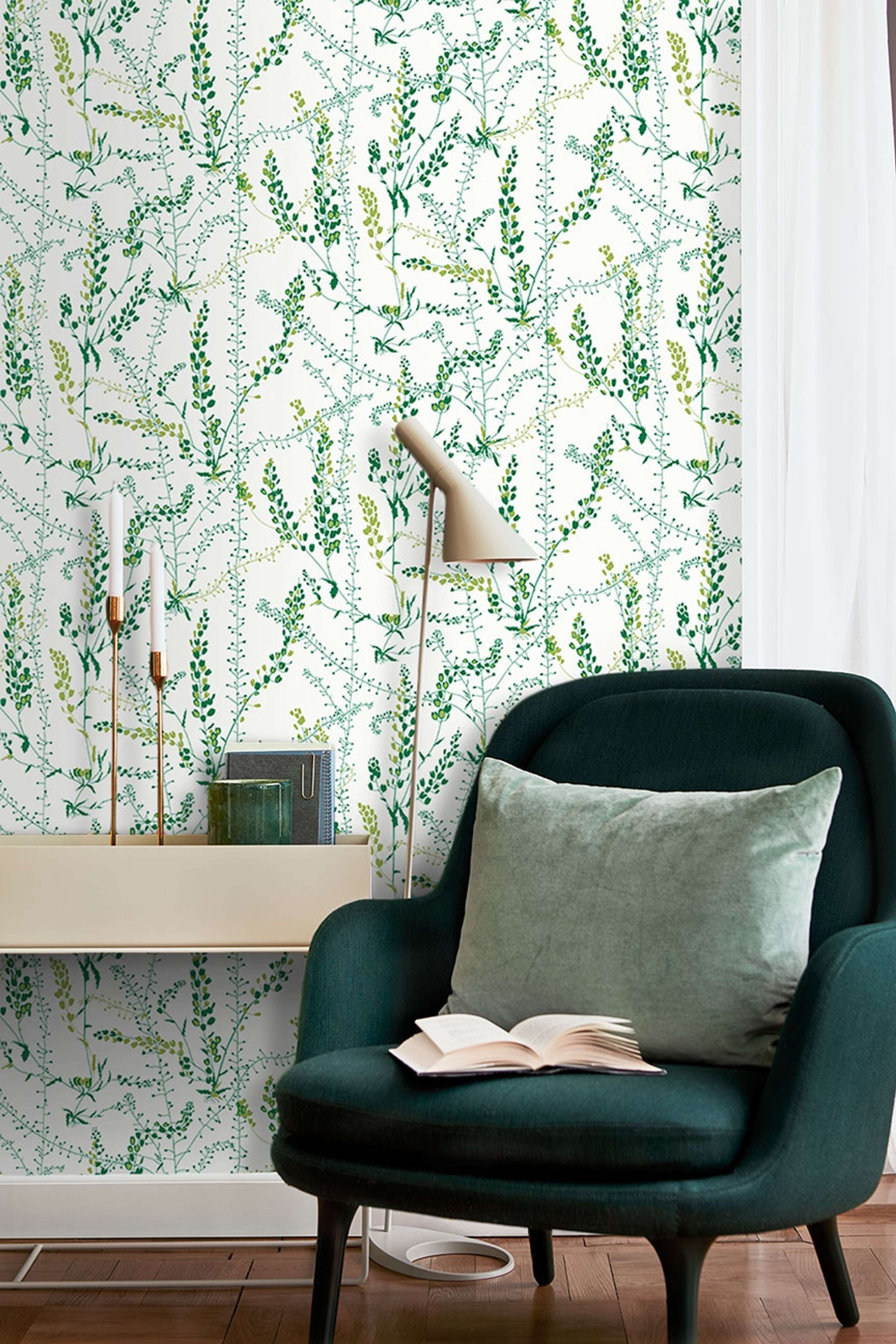Bladranker tapet från Boråstapeter med botaniskt, retro mönster i vit och grön. Från kollektionen Scandinavian Designers II. Nonwoven-material med förskjuten passning.