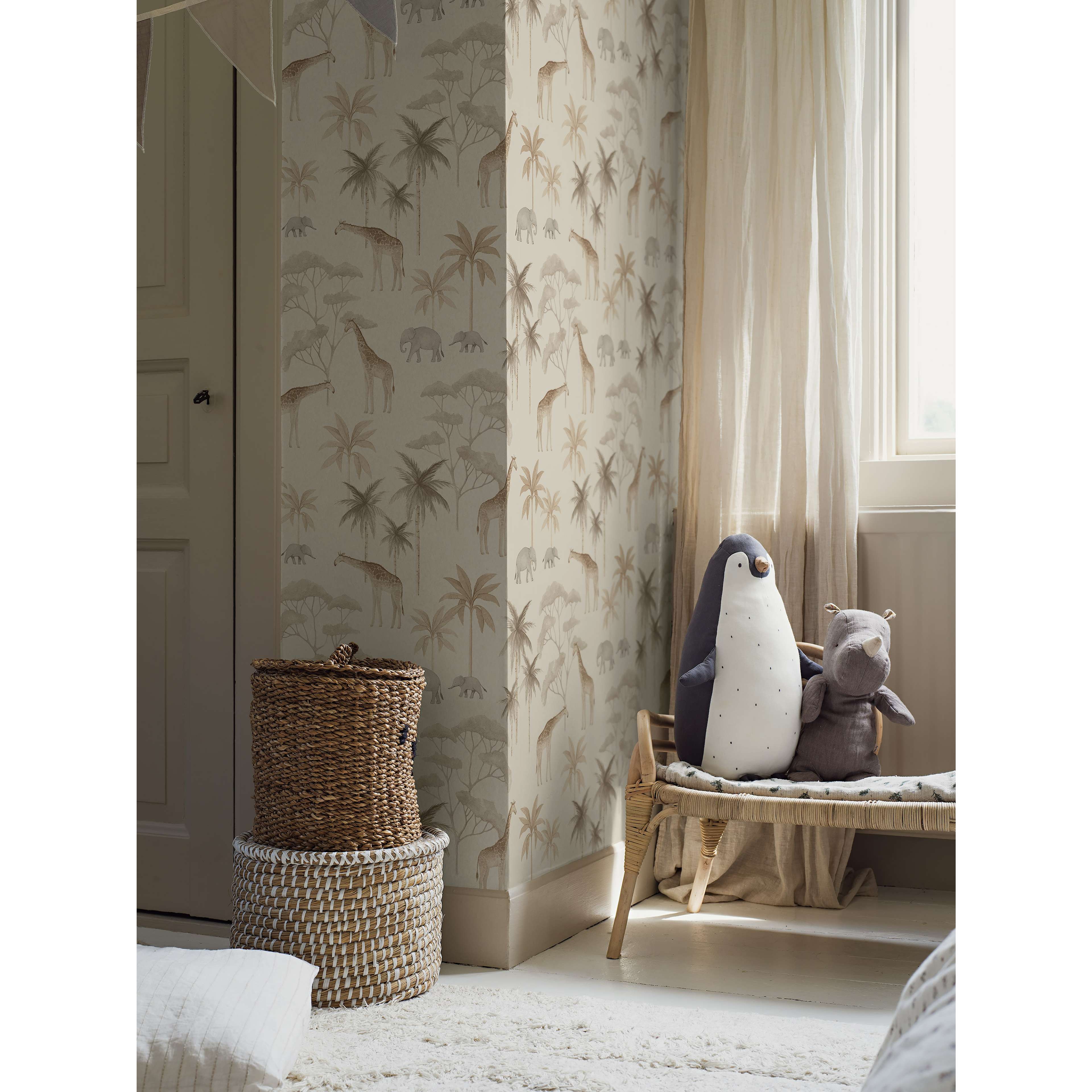 Savannah beige, tapet tapet med djur, barnrum, naturochlandskap mönster i beige. Från kollektionen Newbie II Wallpaper. Nonwoven-material med rak passning. Passar i barnrum.