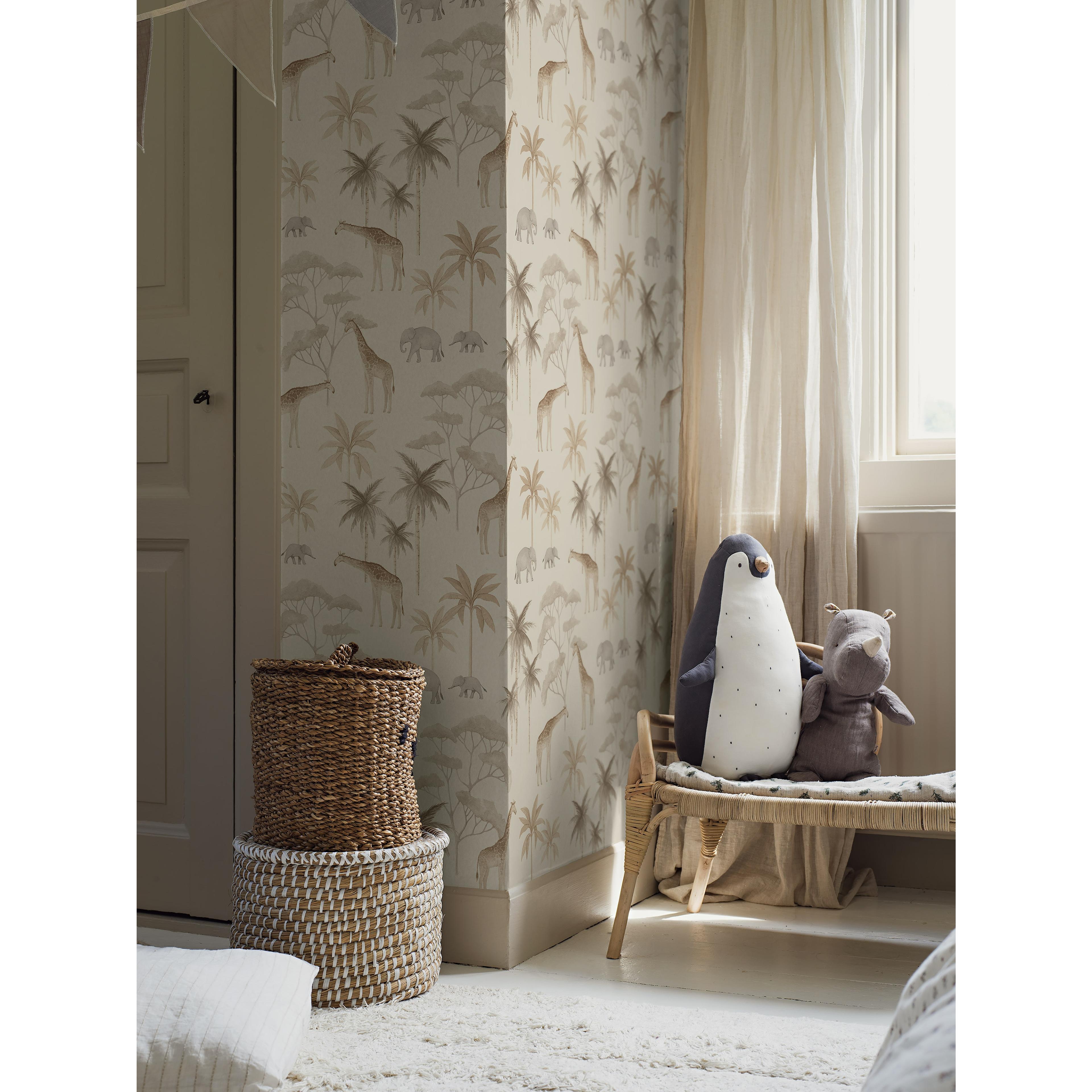 Savannah beige, tapet tapet med djur, barnrum, naturochlandskap mönster i beige. Från kollektionen Newbie II Wallpaper. Nonwoven-material med rak passning. Passar i barnrum.