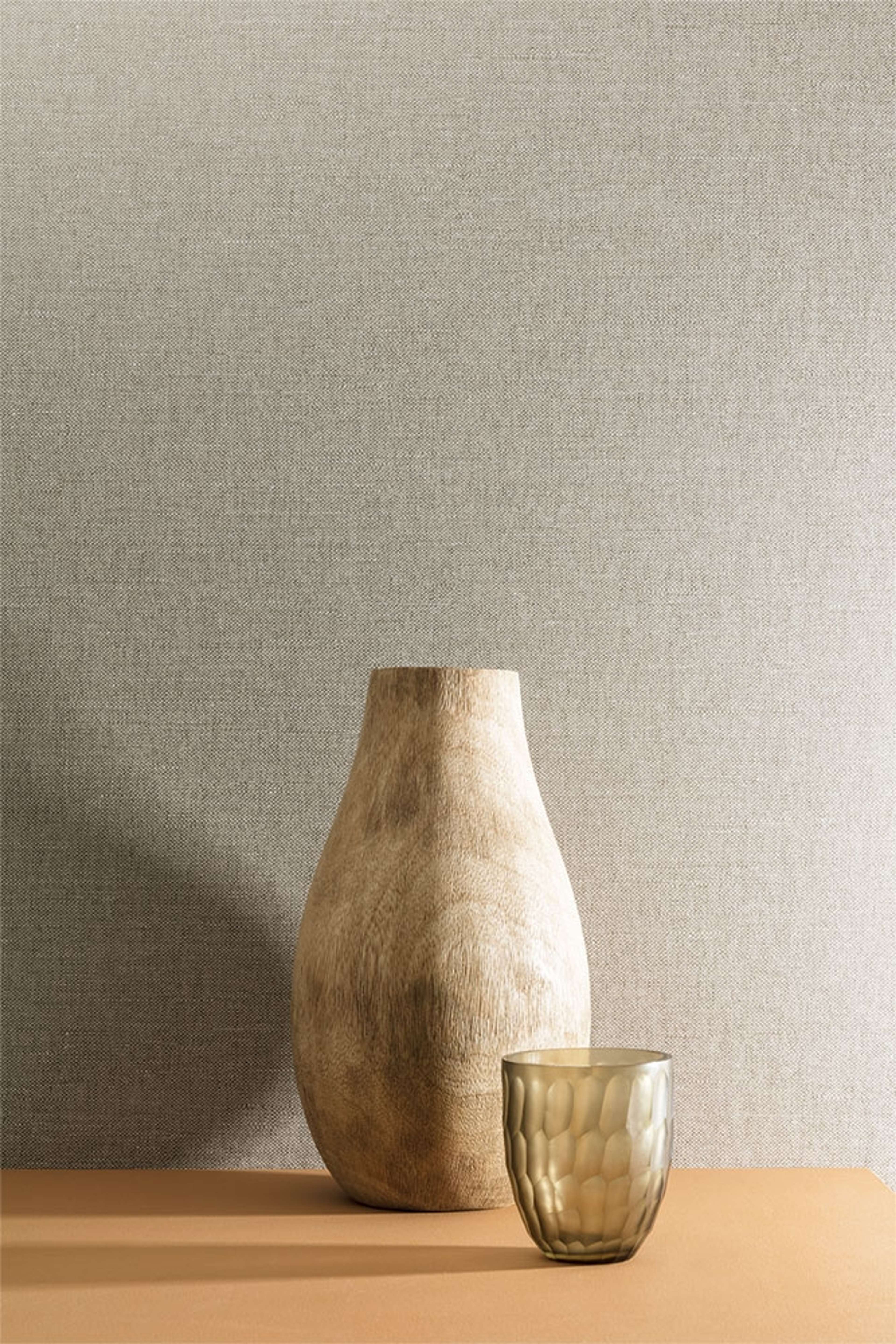 Denia Dew tapet från Midbec enfärgad i beige. Från kollektionen Earth. Nonwoven-material. Passar i vardagsrum, matsal och arbetsrum.