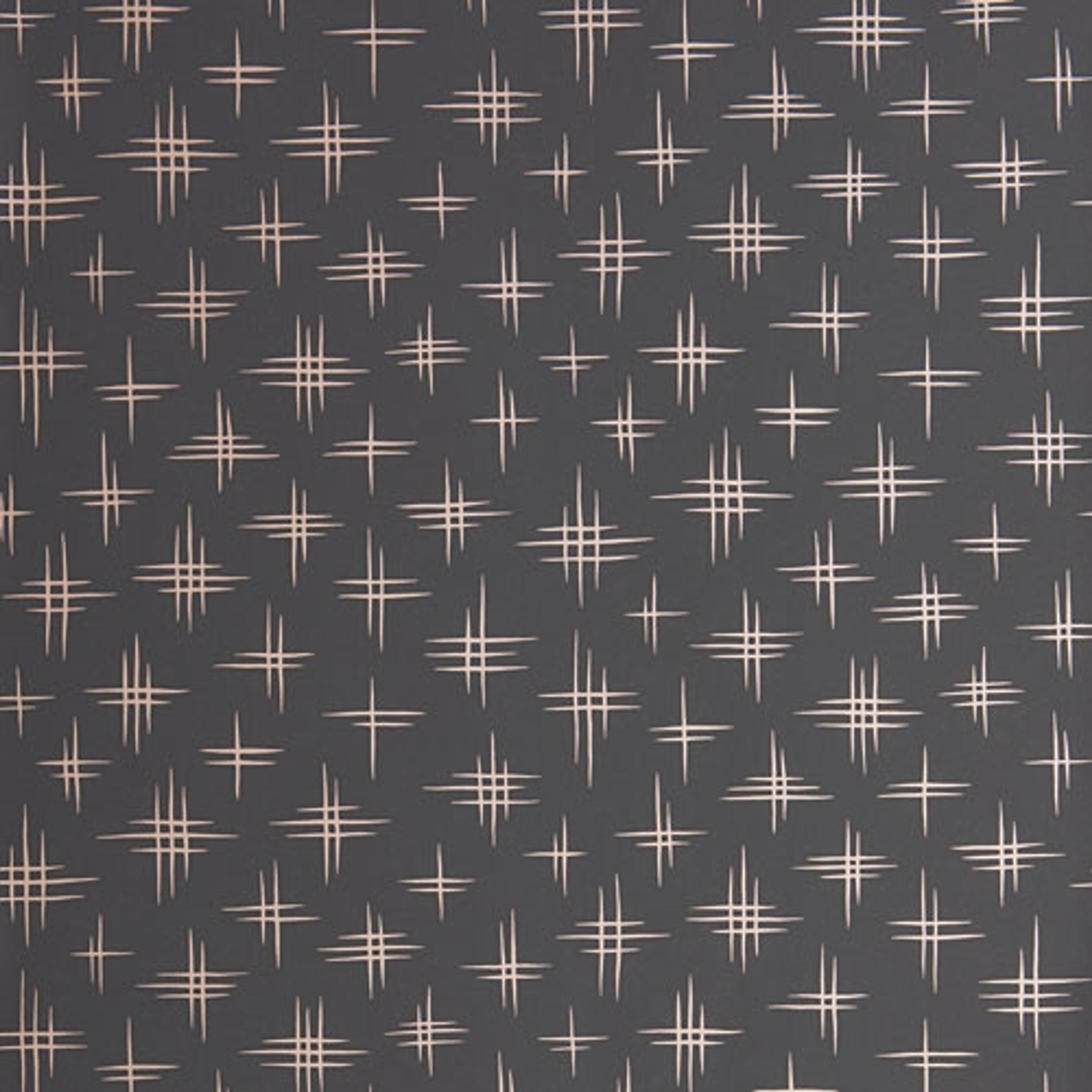 Limelight Flash tapet från Midbec med himmel mönster i grå. Från kollektionen Pioneer. Nonwoven-material med förskjuten passning.