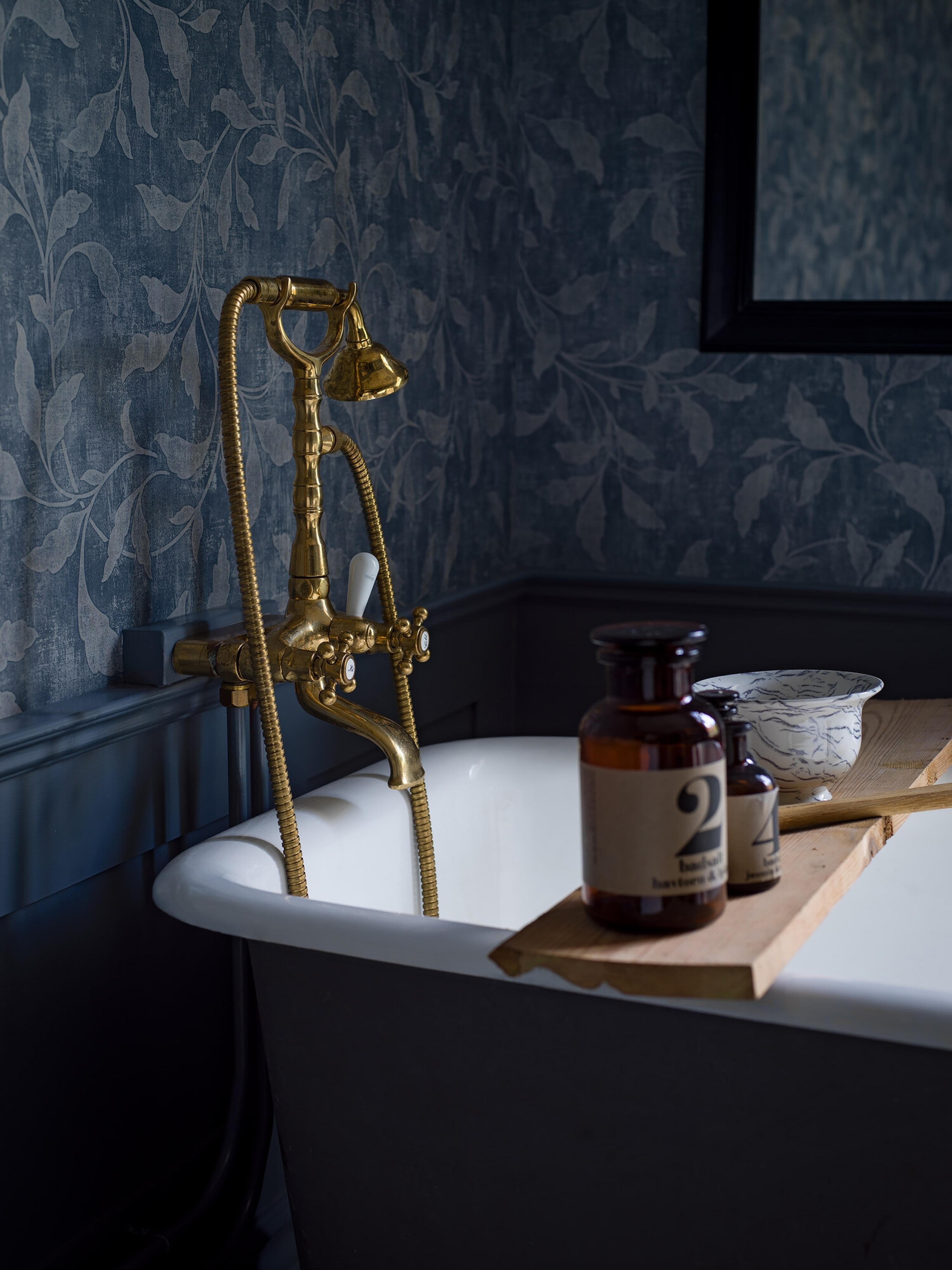 Rosewood Night tapet tapet från Boråstapeter med botaniskt mönster i blå. Från kollektionen Dreamy Escape. Nonwoven-material med rak passning. Vintage, lyx-stil. Passar i vardagsrum och matsal.