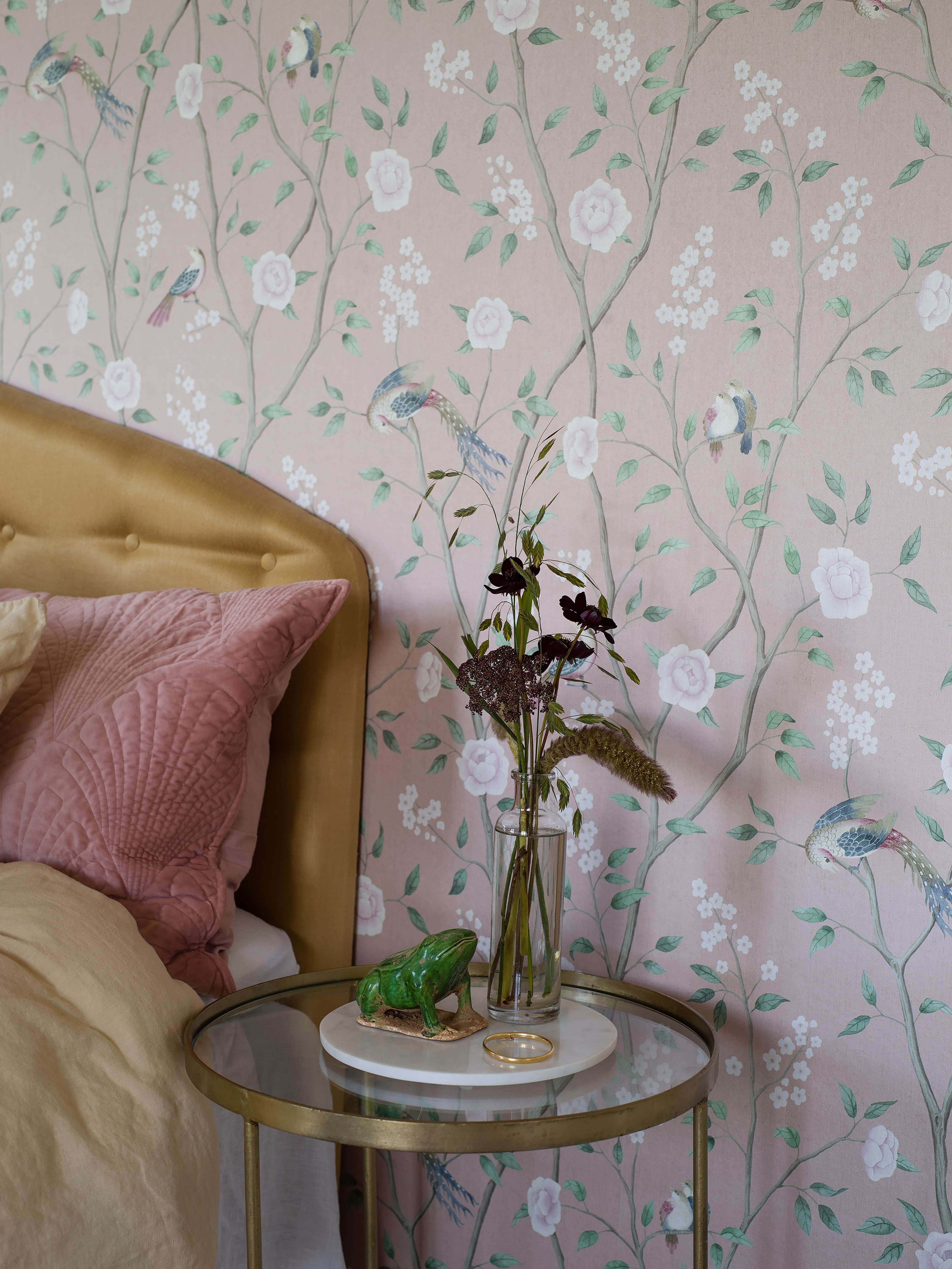 Paradise Birds tapet tapet från Boråstapeter med djur, blommigt mönster i rosa. Från kollektionen Dreamy Escape. Nonwoven-material med förskjuten passning. Lyx-stil. Passar i vardagsrum och matsal.