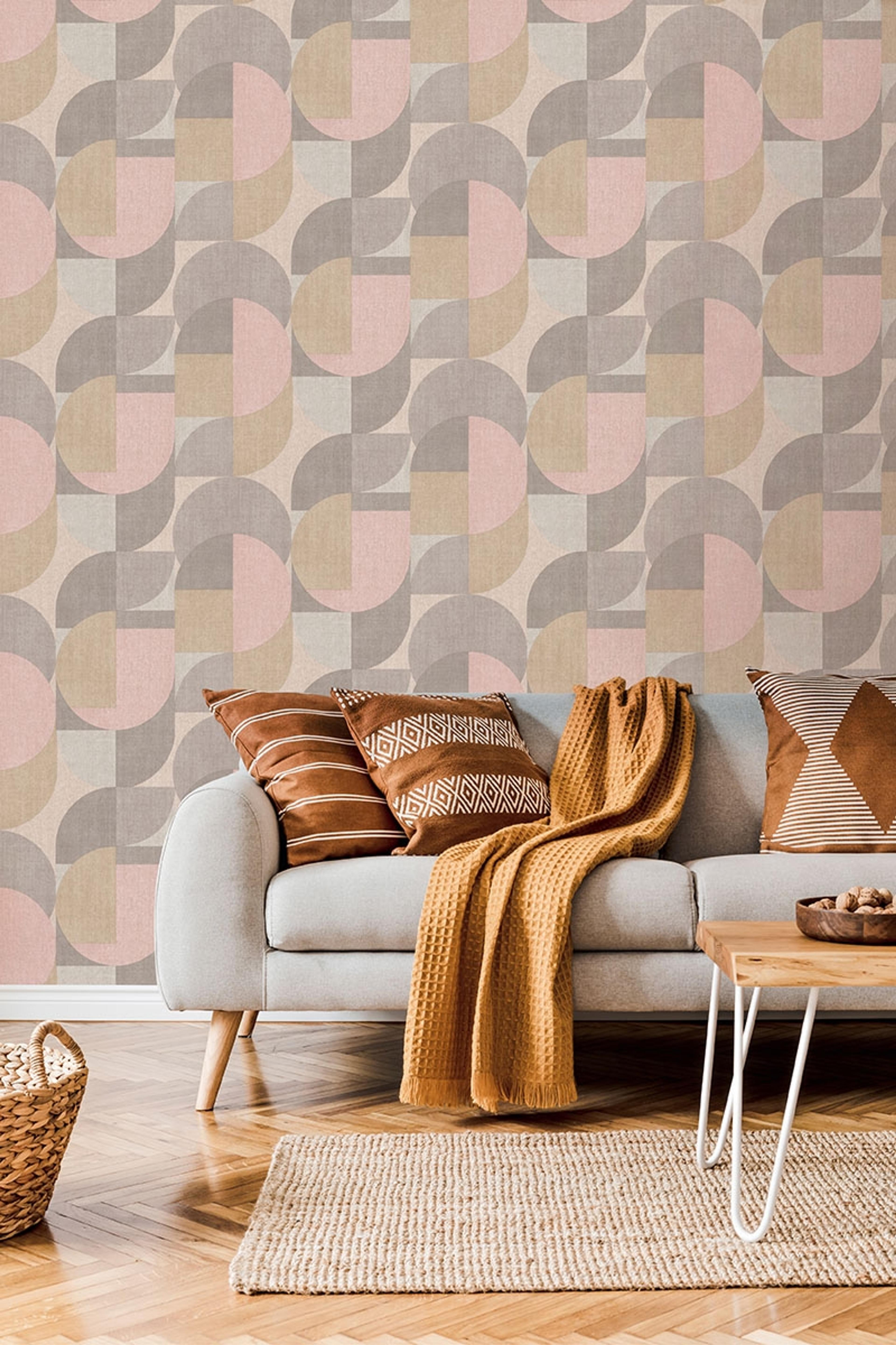 Bauhaus tapet i rosa och grå tapet med grafiskt mönster i rosa. Från kollektionen jungle fever. Nonwoven-material med förskjuten passning. Passar i vardagsrum och matsal.