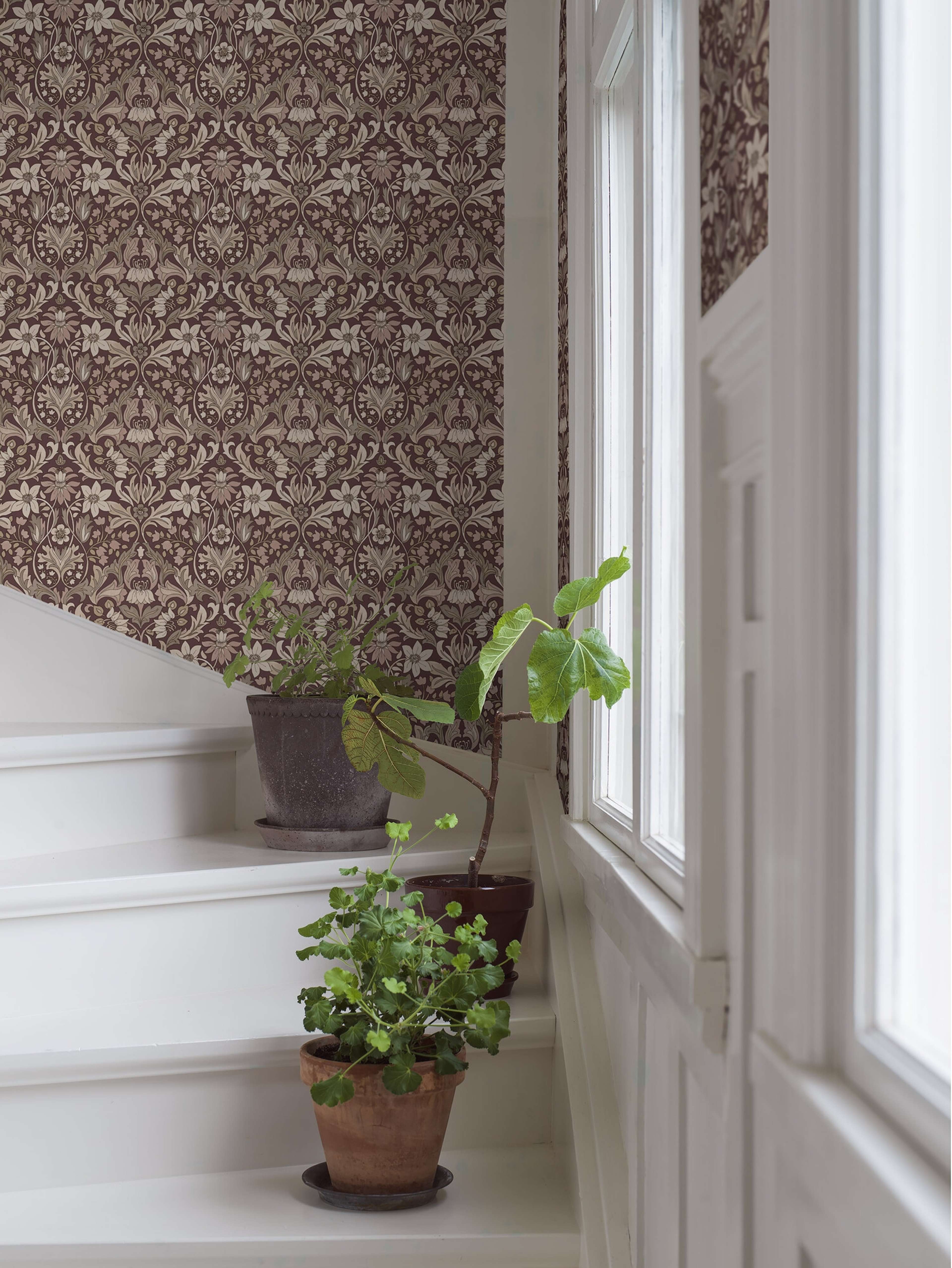 Blomsterfröjd tapet med blommigt mönster i röd. Från kollektionen timeless traditions. Nonwoven-material med rak passning.