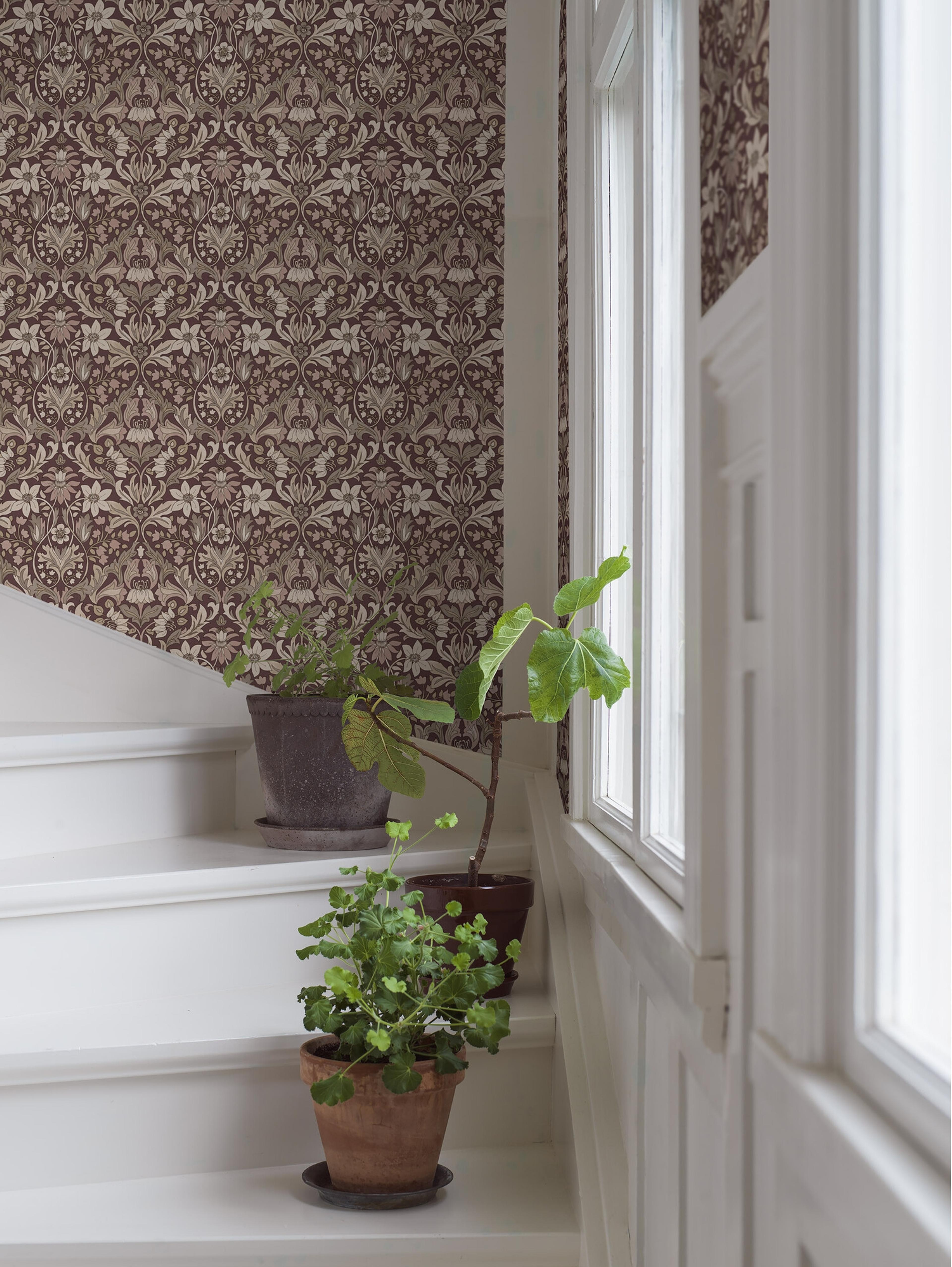 Blomsterfröjd tapet med blommigt mönster i röd. Från kollektionen timeless traditions. Nonwoven-material med rak passning.