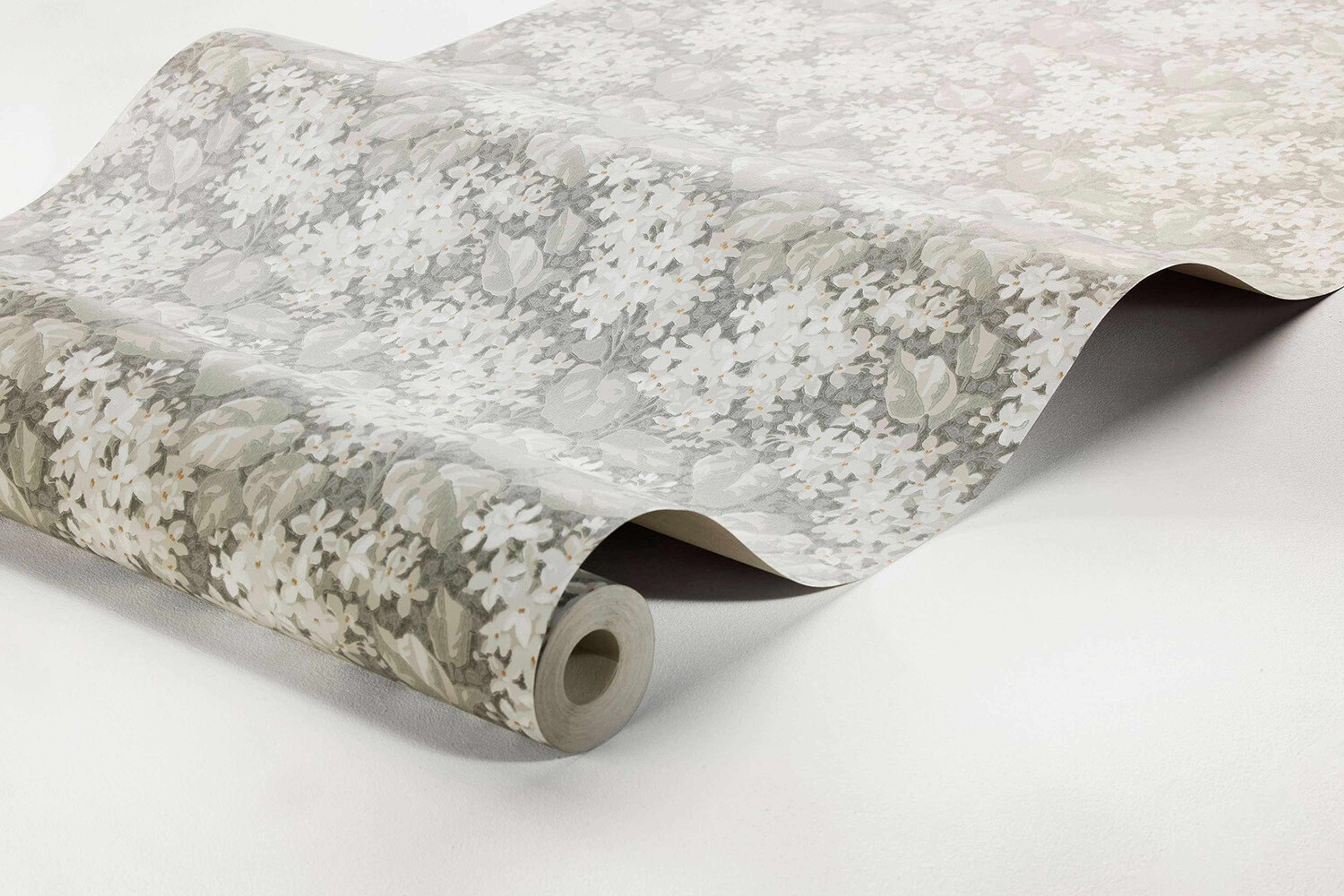 Aratorp tapet med blommigt mönster i beige. Från kollektionen Alla Tiders Hus. Nonwoven-material med förskjuten passning. Passar i vardagsrum, matsal och kök.