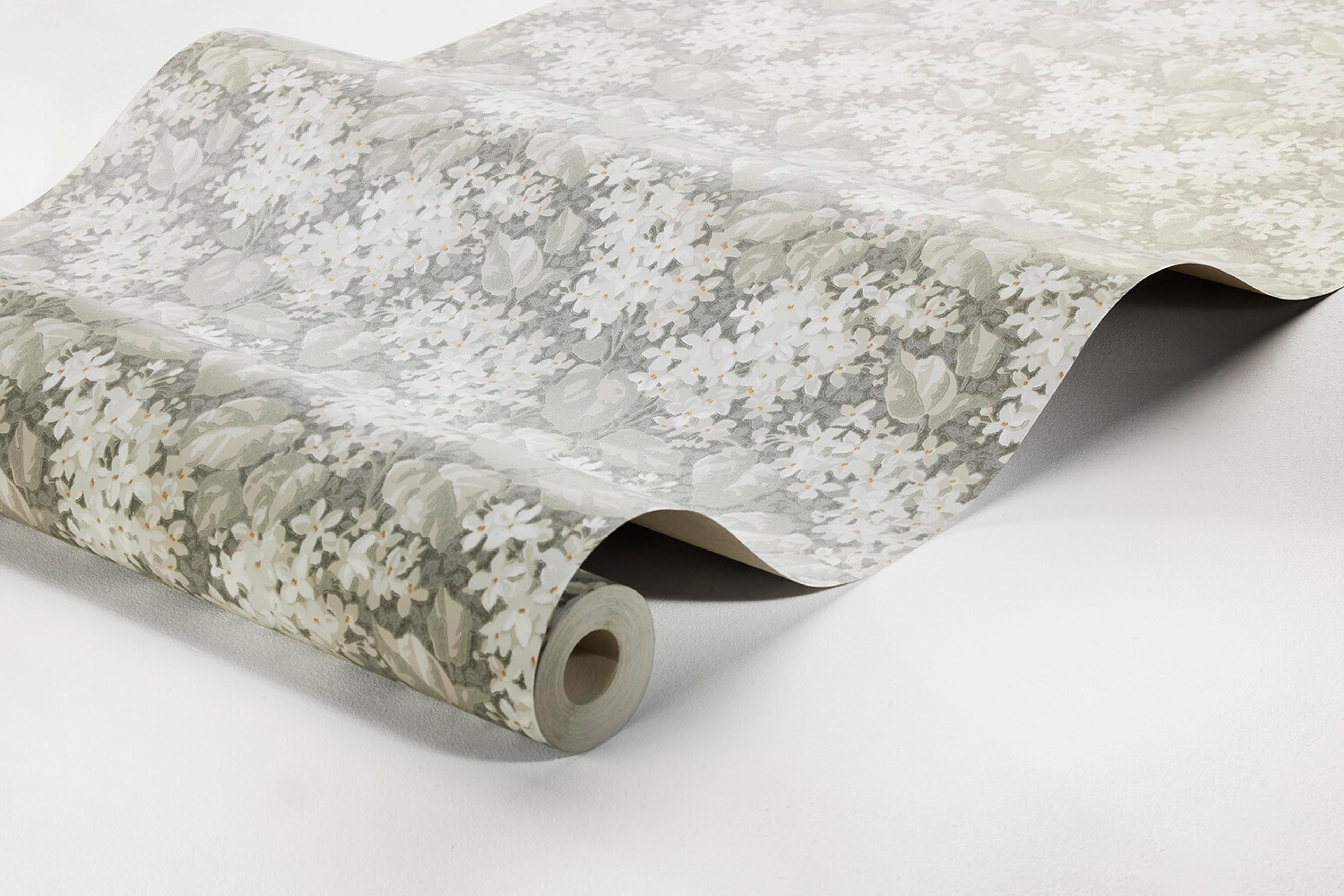 Aratorp tapet med blommigt mönster i beige. Från kollektionen Alla Tiders Hus. Nonwoven-material med förskjuten passning. Passar i vardagsrum, matsal och kök.
