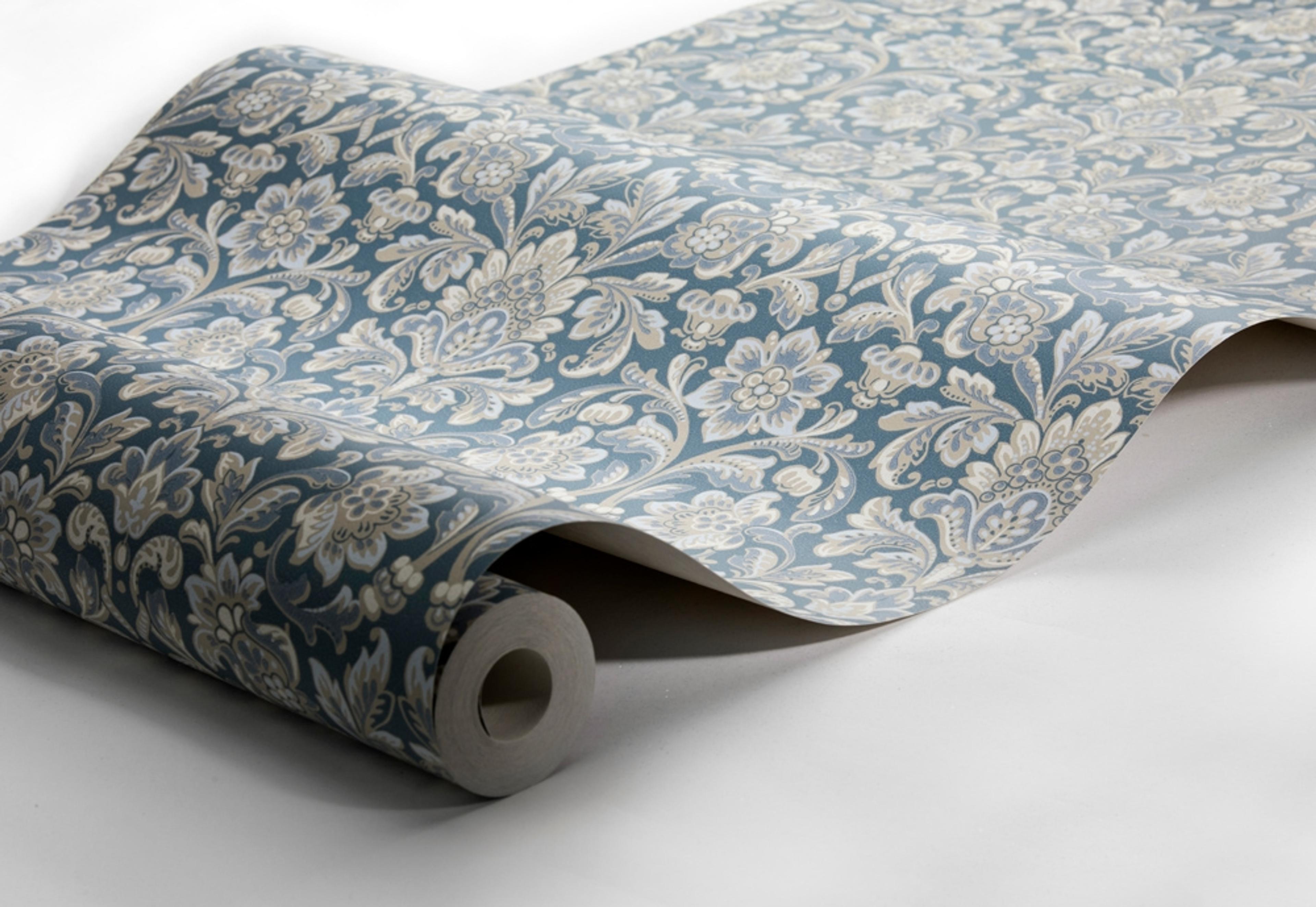 Foglavik, gråblå tapet från Boråstapeter med medaljonger mönster i blå och beige. Från kollektionen anno. Nonwoven-material med rak passning. City-stil. Passar i sovrum och matsal.