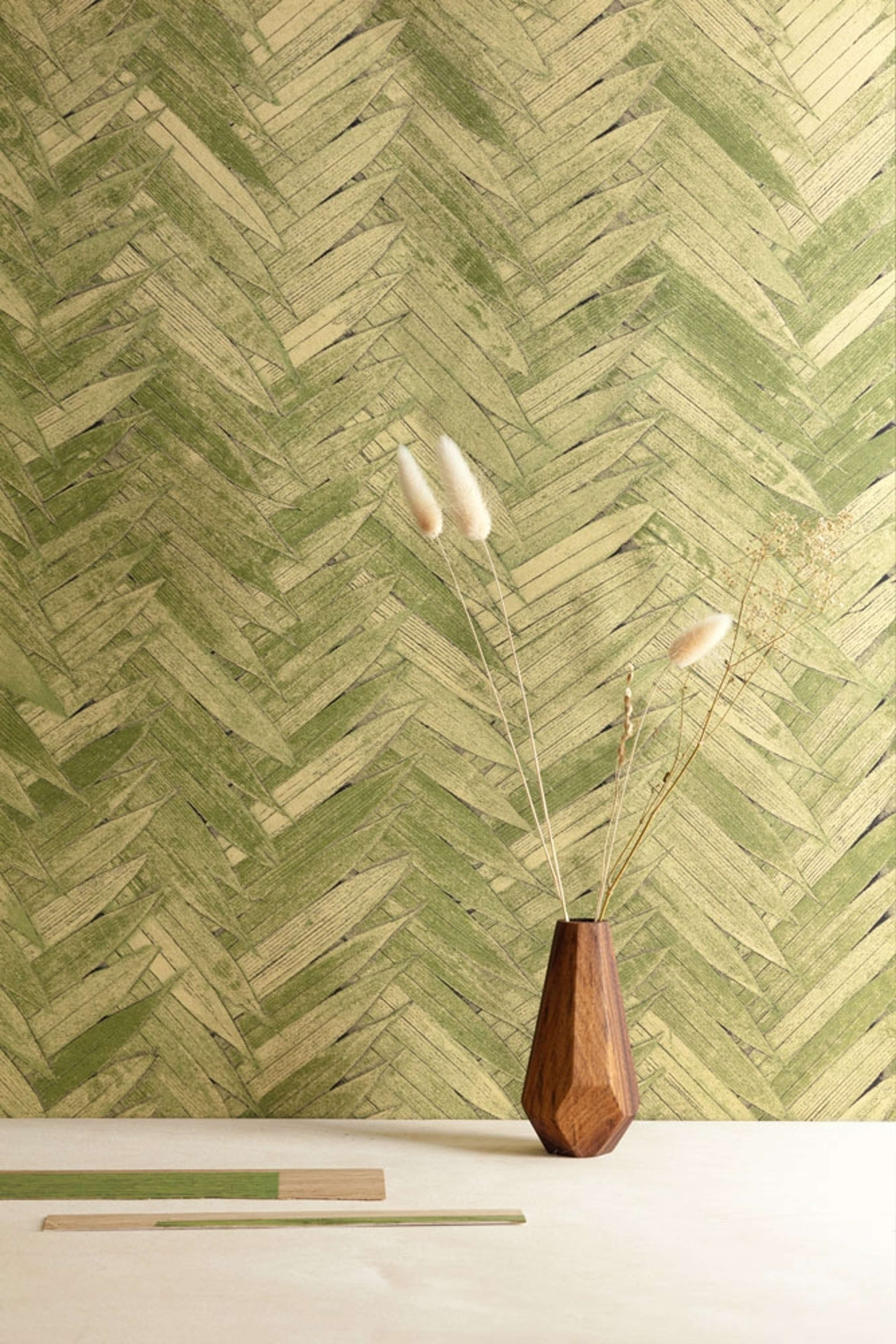 Essence greenery tapet med botaniskt mönster i grön. Från kollektionen lotus. Nonwoven-material med förskjuten passning.