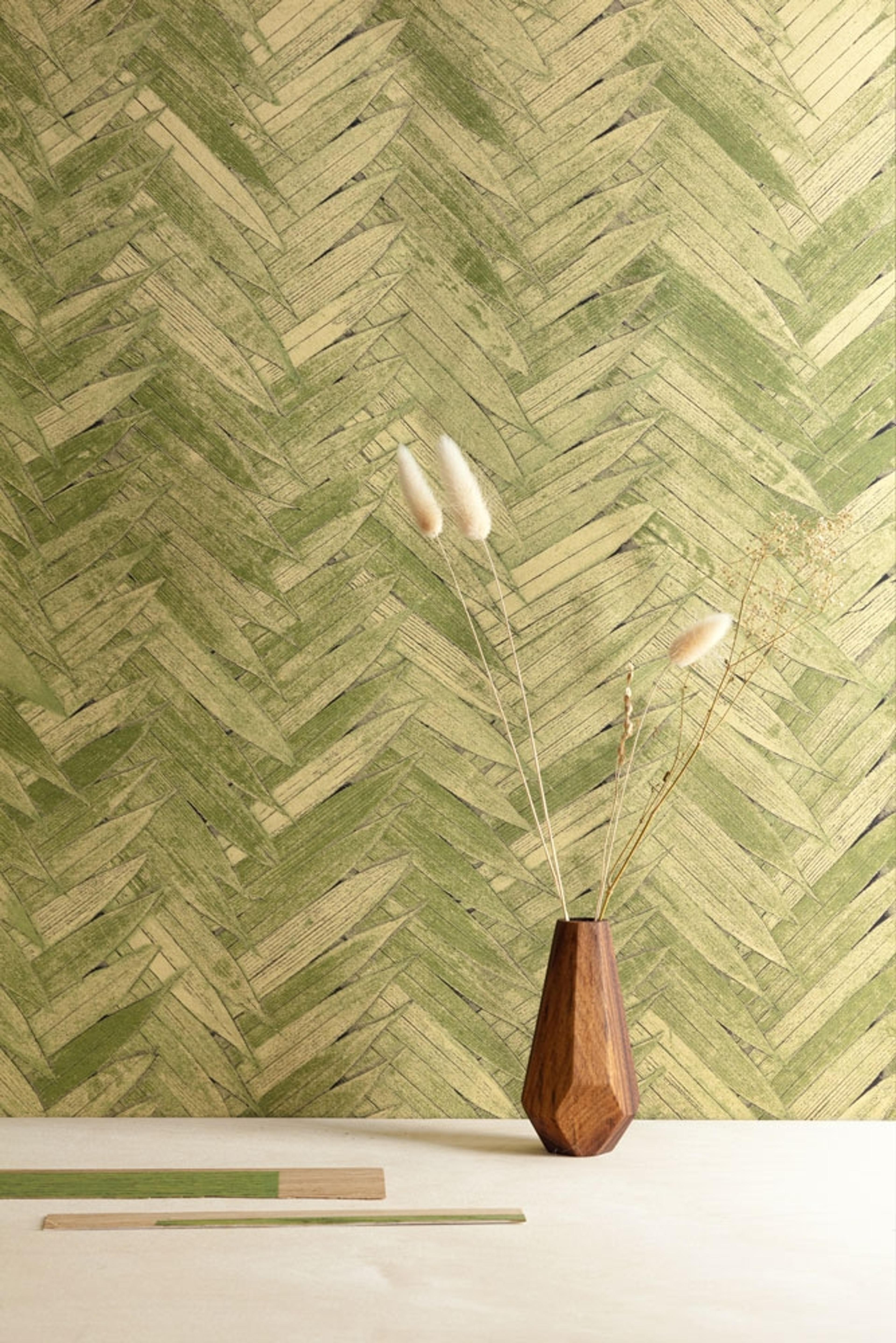 Essence greenery tapet med botaniskt mönster i grön. Från kollektionen lotus. Nonwoven-material med förskjuten passning.