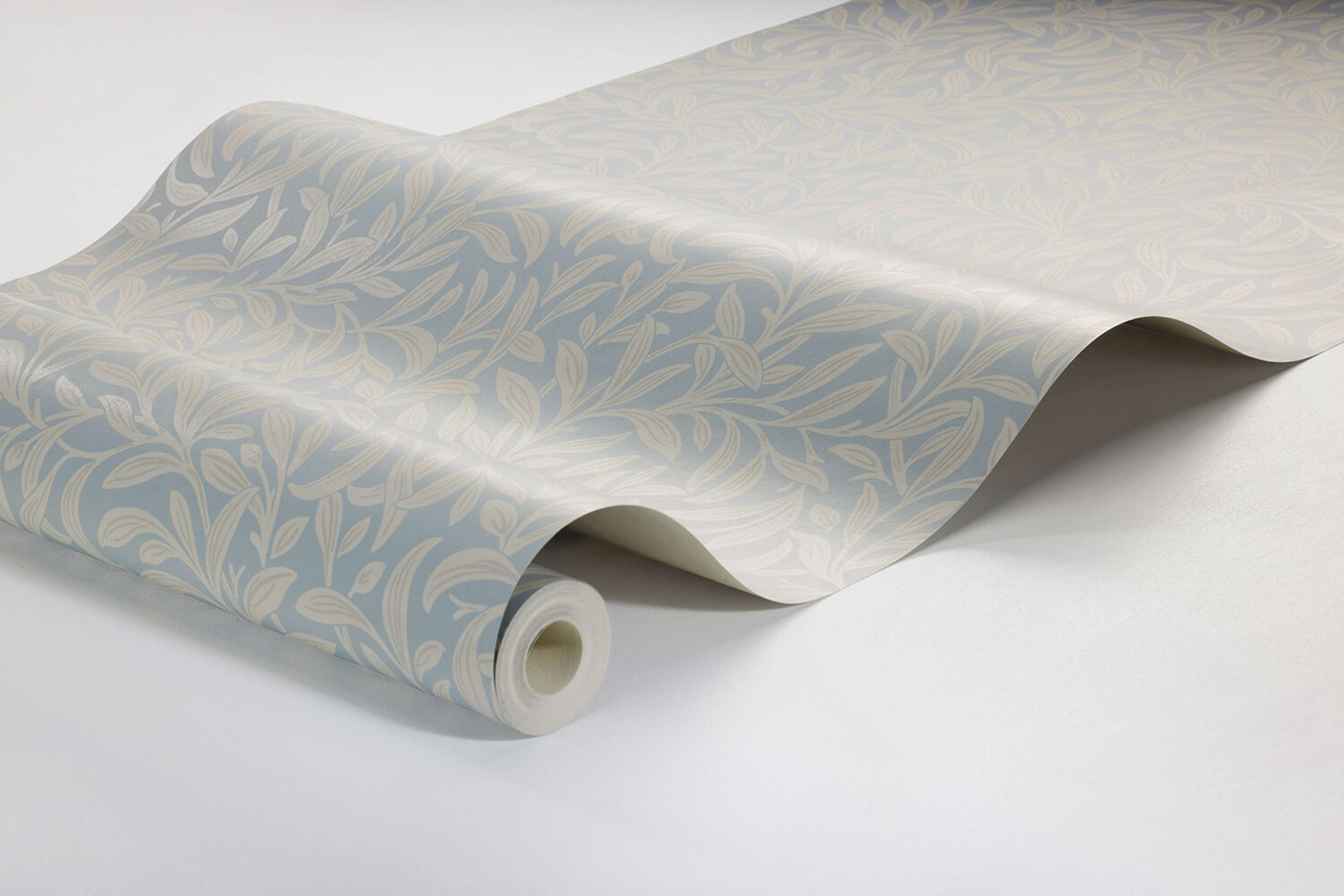 Vintergröna tapet med botaniskt mönster i blå. Från kollektionen New Heritage. Nonwoven-material med rak passning.