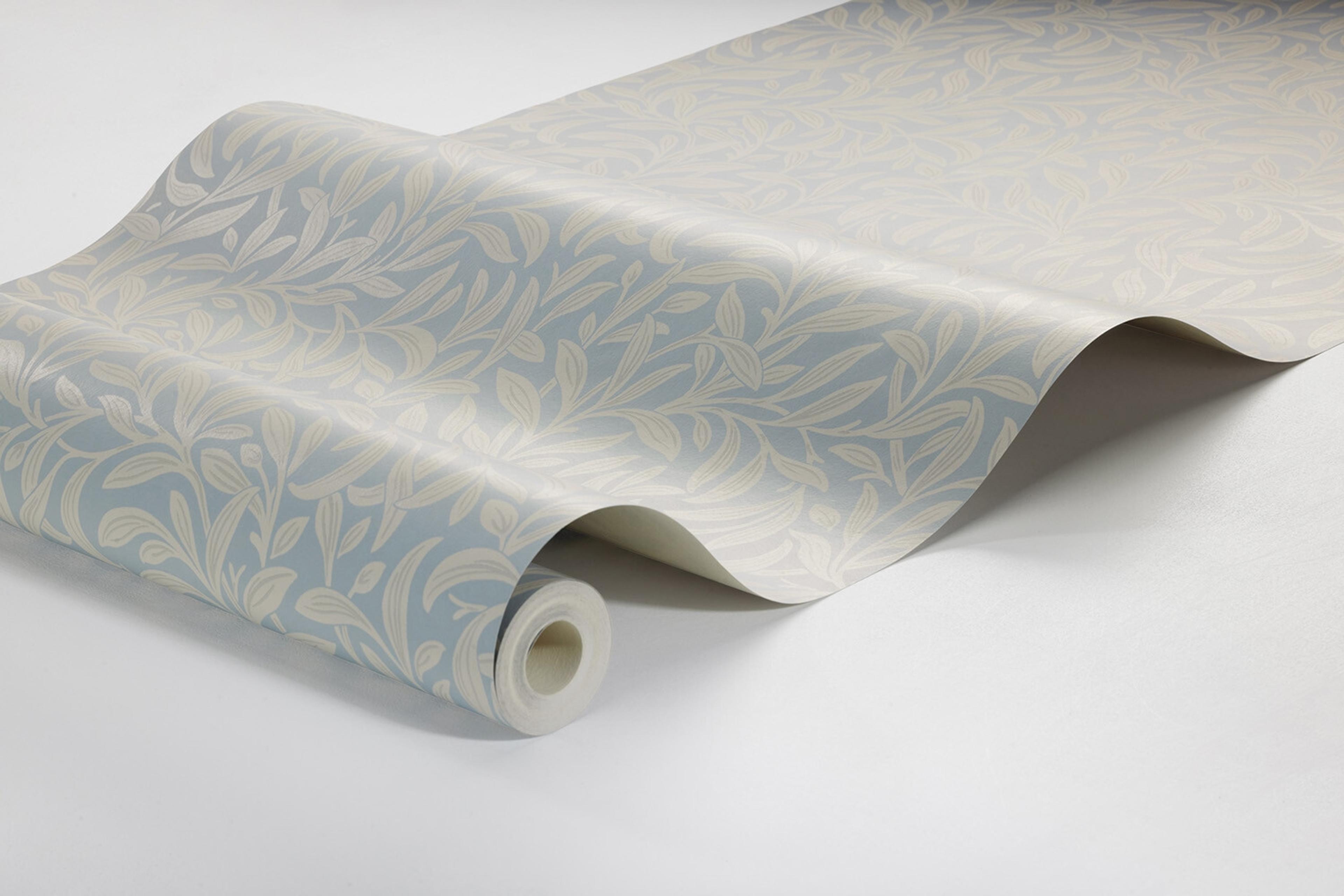 Vintergröna tapet med botaniskt mönster i blå. Från kollektionen New Heritage. Nonwoven-material med rak passning.