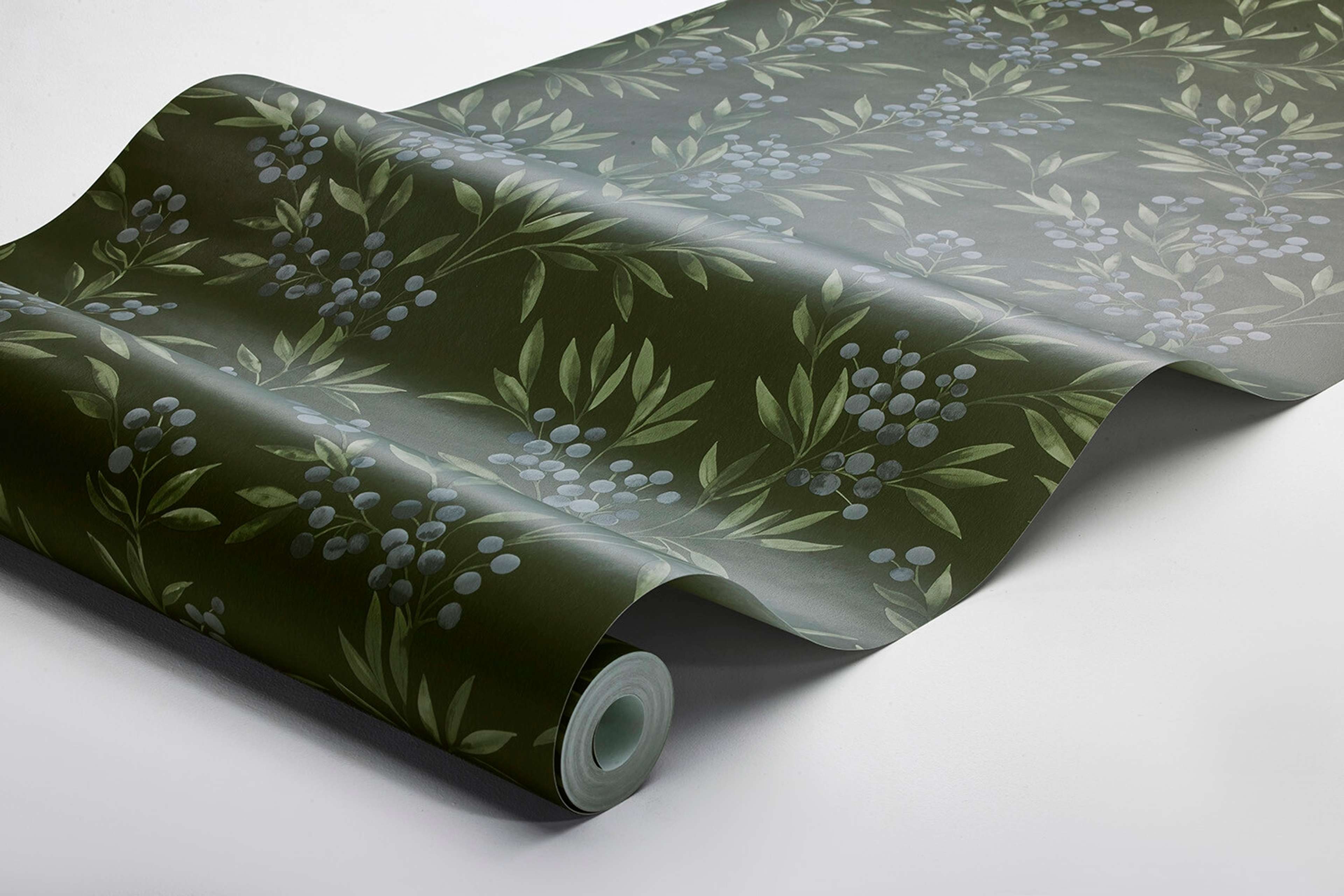 Forest Berries tapet med botaniskt mönster i svart. Från kollektionen Woodland. Nonwoven-material med rak passning.