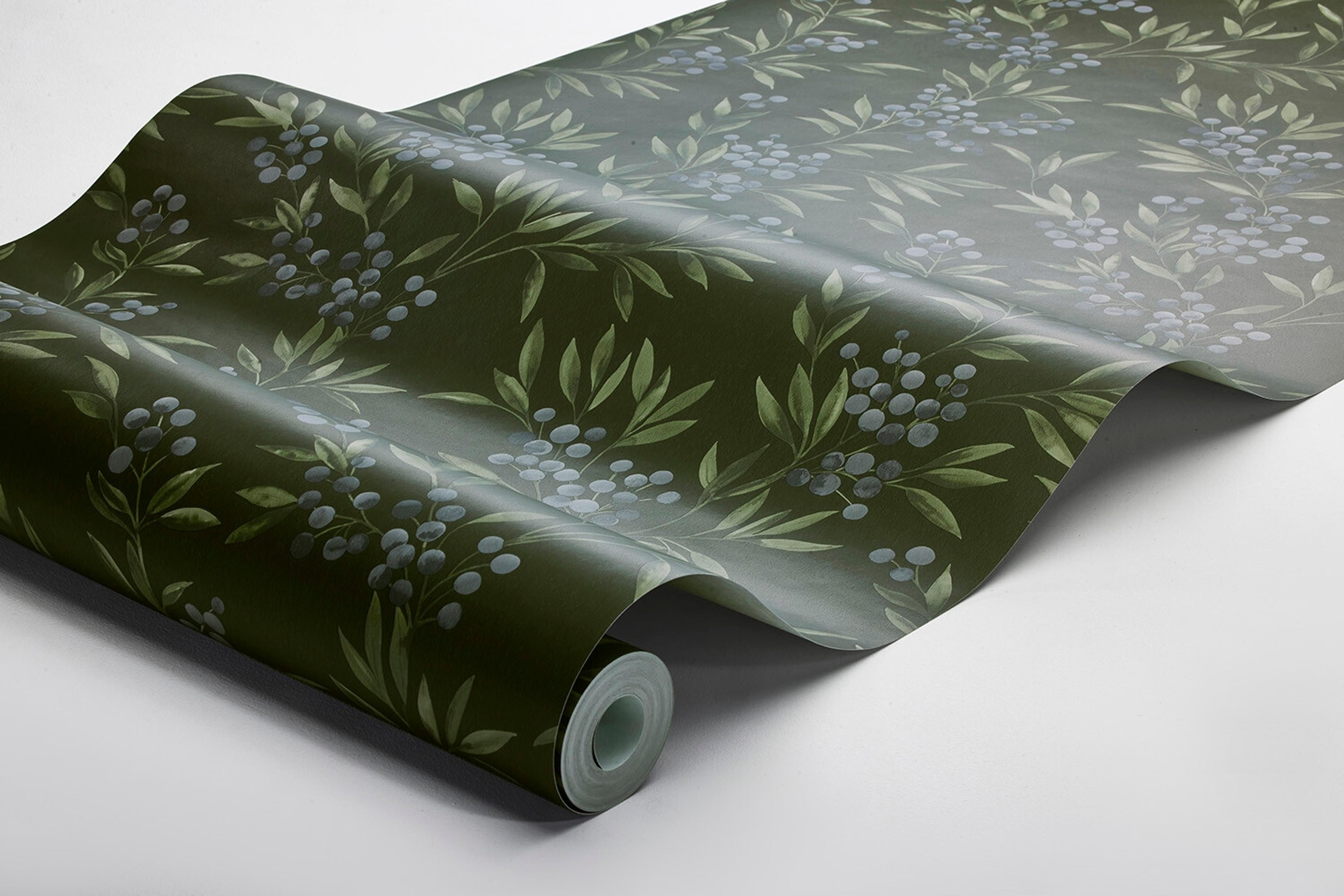 Forest Berries tapet med botaniskt mönster i svart. Från kollektionen Woodland. Nonwoven-material med rak passning.