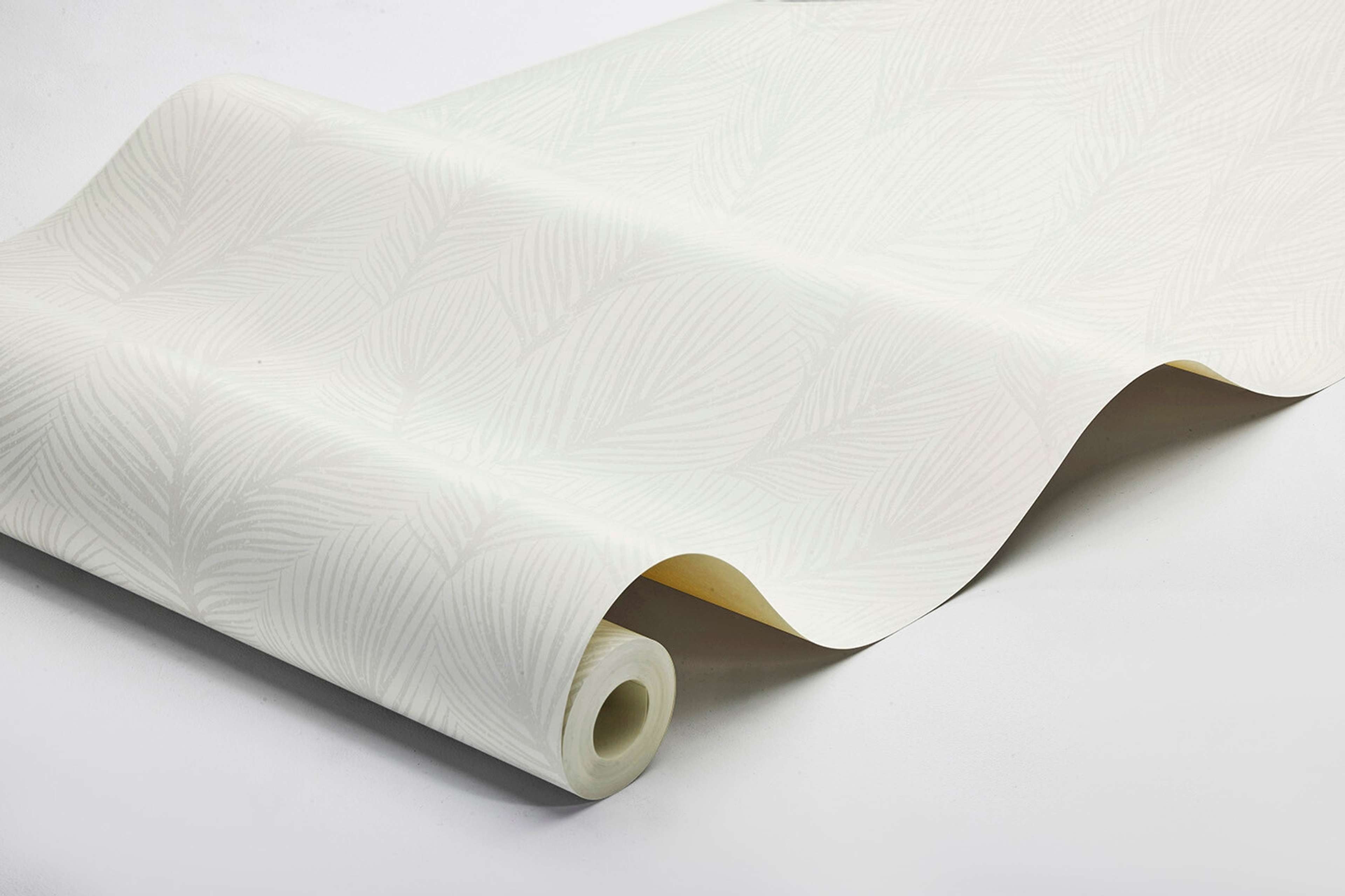 Pine Tree tapet med botaniskt mönster i vit. Från kollektionen Woodland. Nonwoven-material med rak passning.