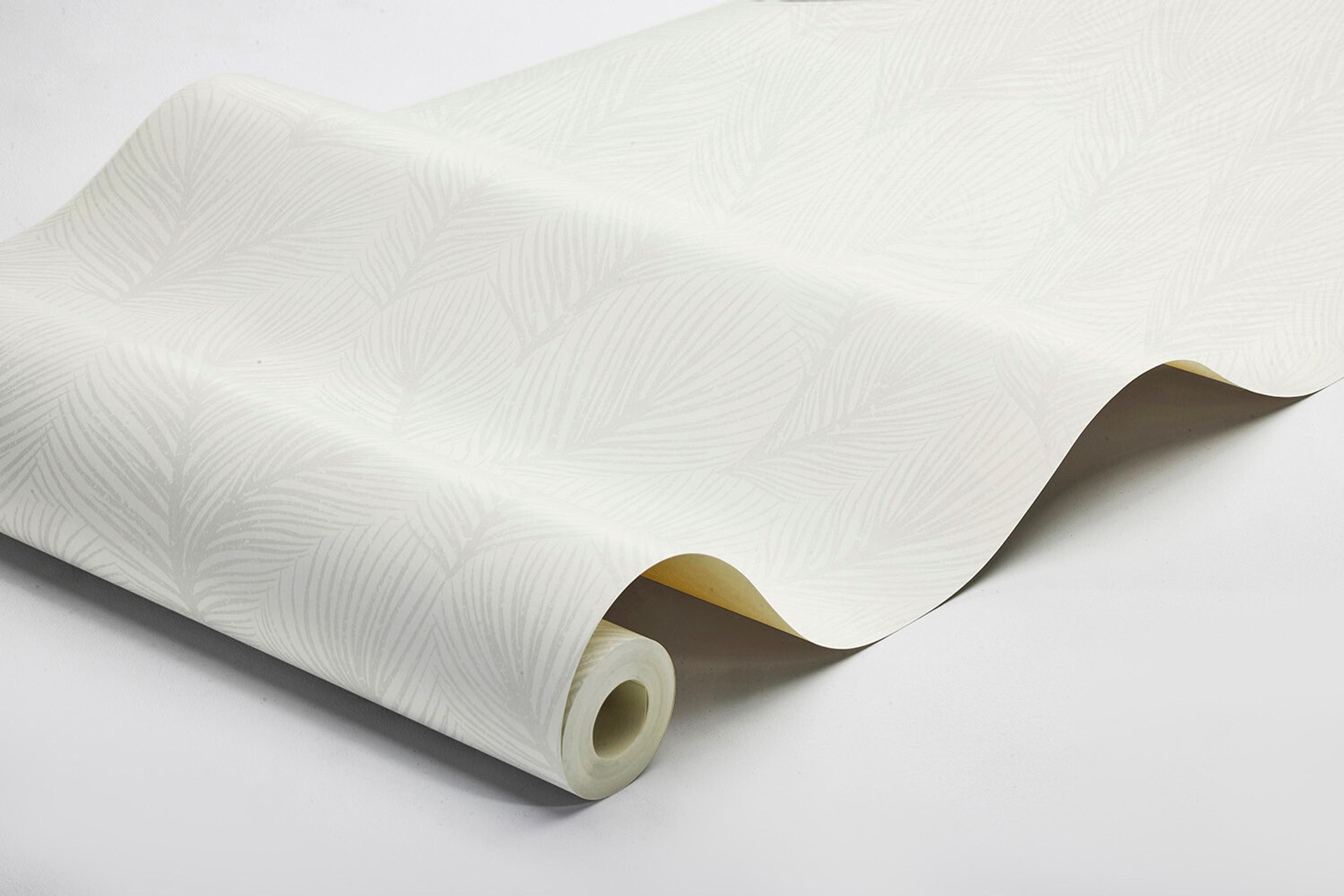 Pine Tree tapet med botaniskt mönster i vit. Från kollektionen Woodland. Nonwoven-material med rak passning.