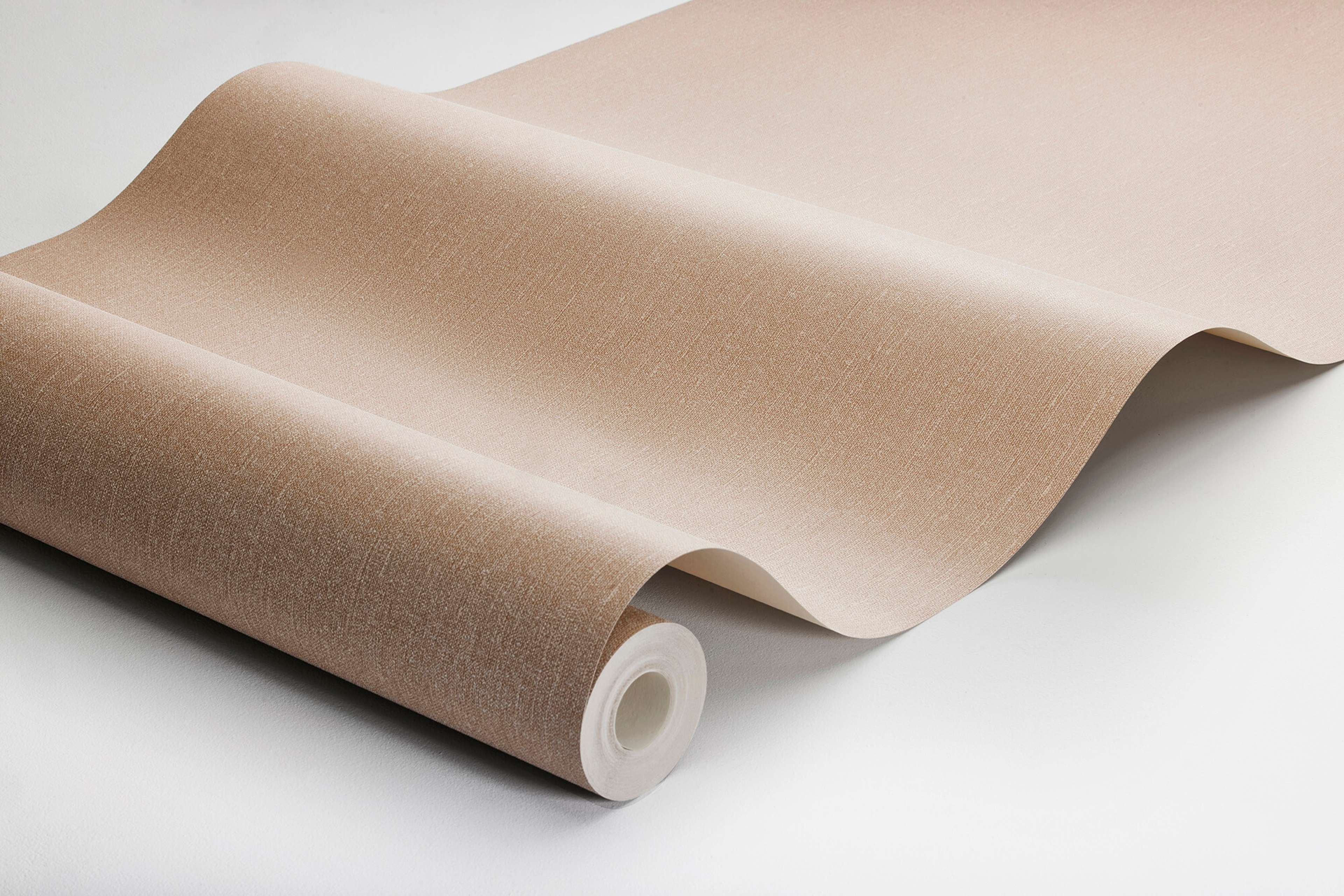 Terracotta Linen tapet med enfargat, textilimitation mönster i röd. Från kollektionen Linen. Nonwoven-material. Passar i vardagsrum och matsal.