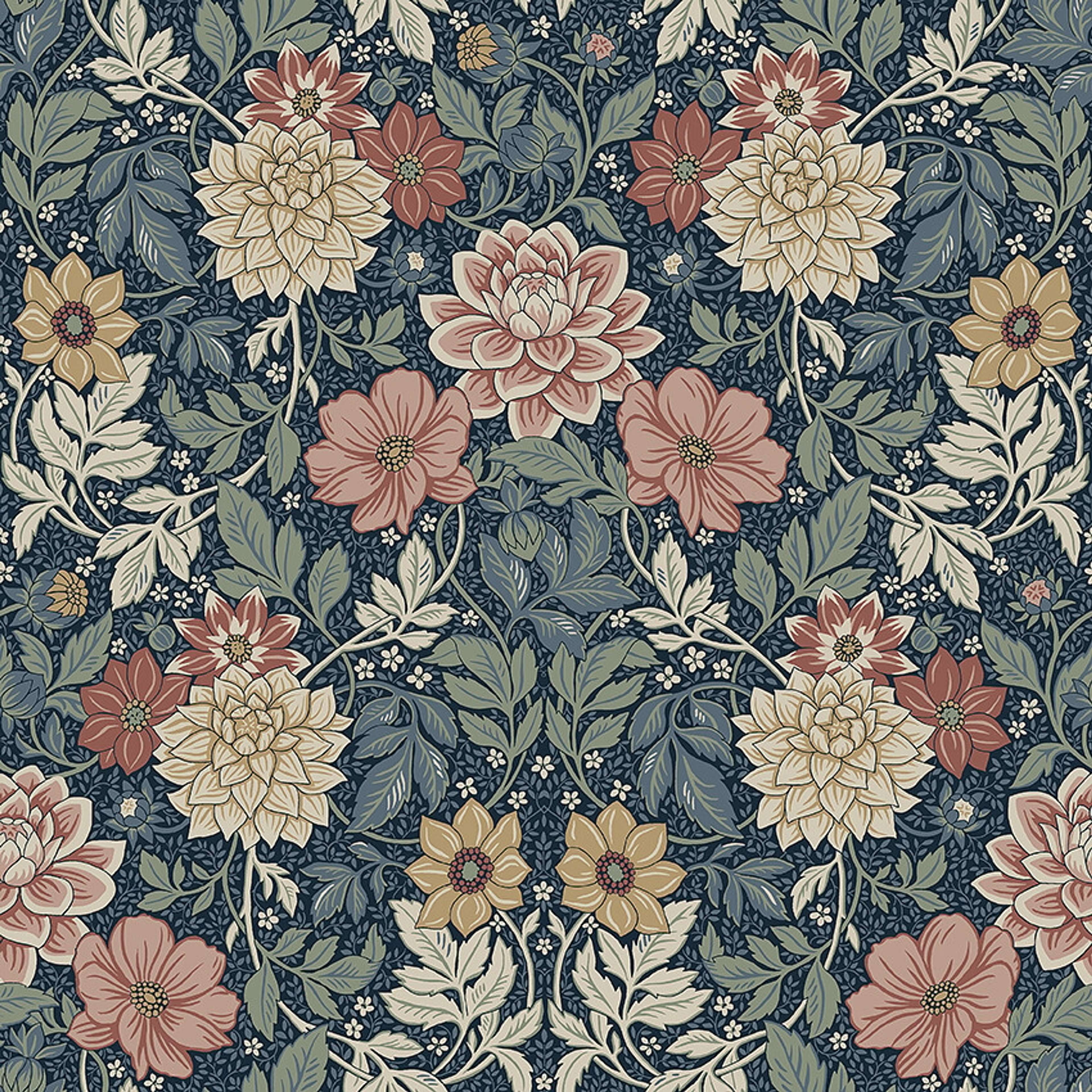 Dahlia Garden, blå tapet med blommigt mönster i blå. Från kollektionen Falsterbo III. Nonwoven-material med rak passning.