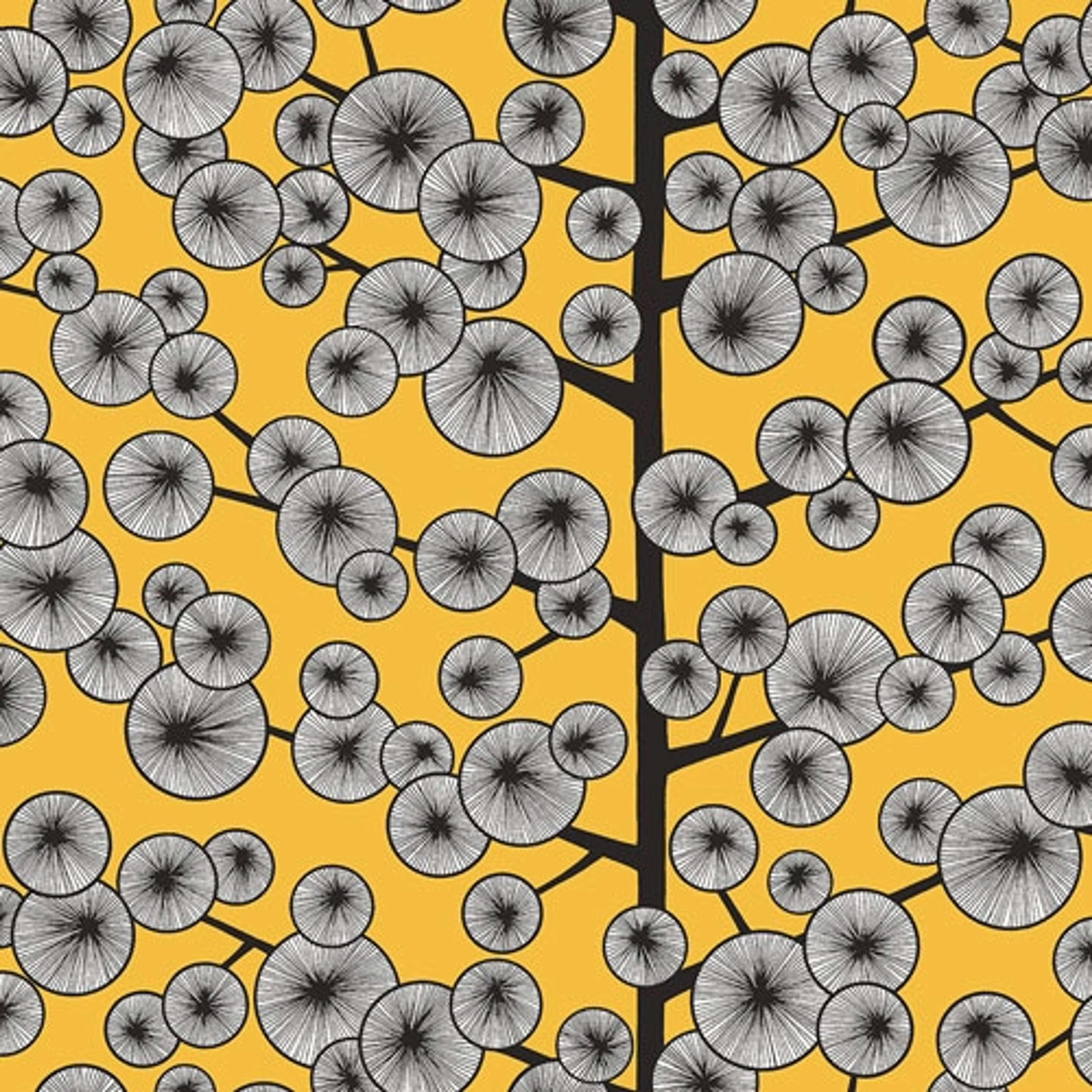 Cotton Tree Sunray tapet från Midbec med blommigt, retro mönster i gul. Från kollektionen Kinfolk. Nonwoven-material med förskjuten passning.