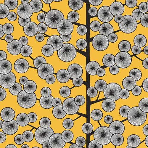 Cotton Tree Sunray tapet från Midbec med blommigt, retro mönster i gul. Från kollektionen Kinfolk. Nonwoven-material med förskjuten passning.