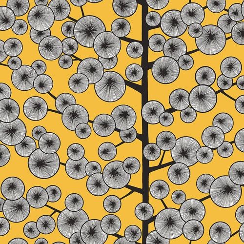 Cotton Tree Sunray tapet från Midbec med blommigt, retro mönster i gul. Från kollektionen Kinfolk. Nonwoven-material med förskjuten passning.