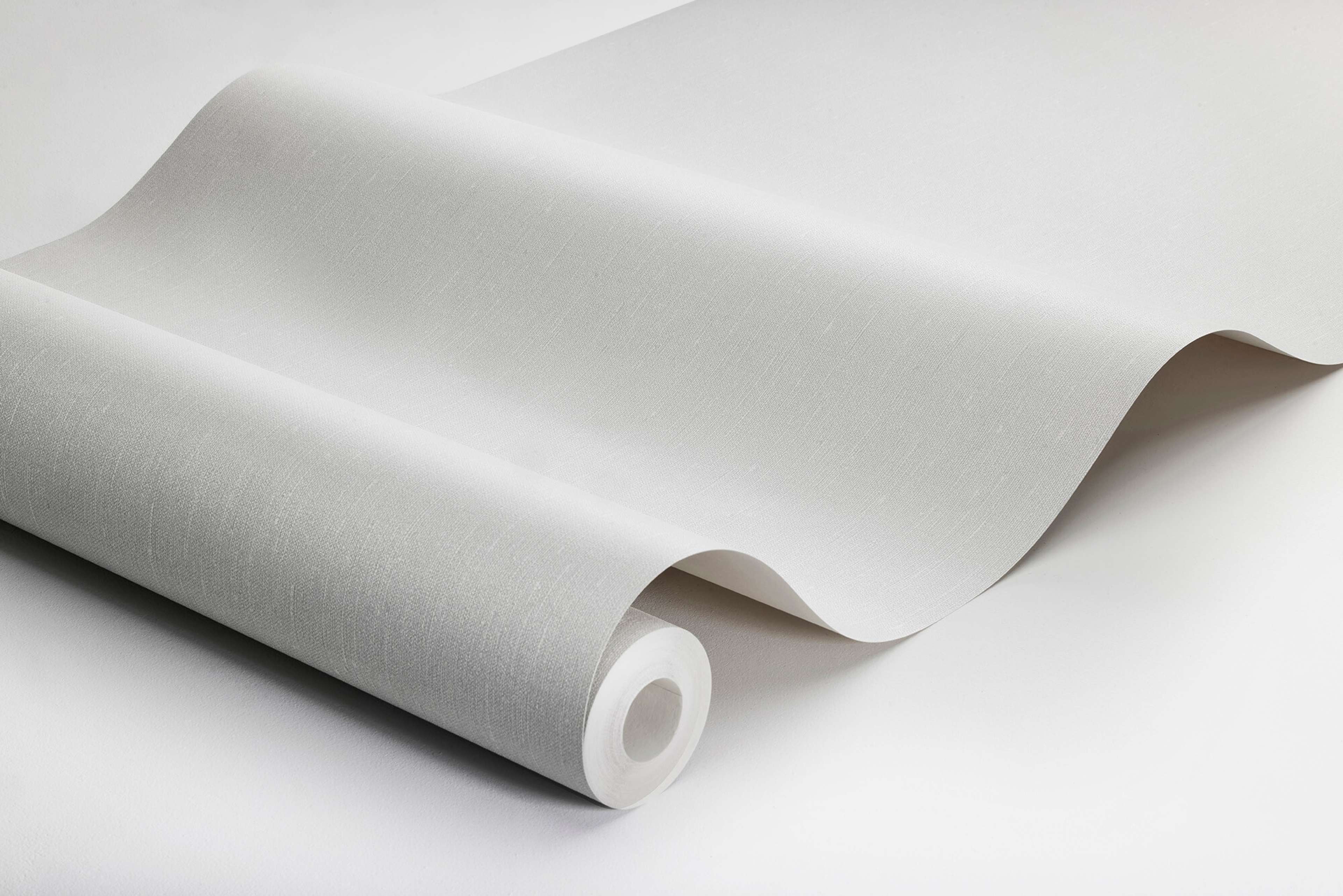 Swedish Grey tapet med enfargat, textilimitation mönster i grå. Från kollektionen Linen. Nonwoven-material. Passar i vardagsrum och matsal.