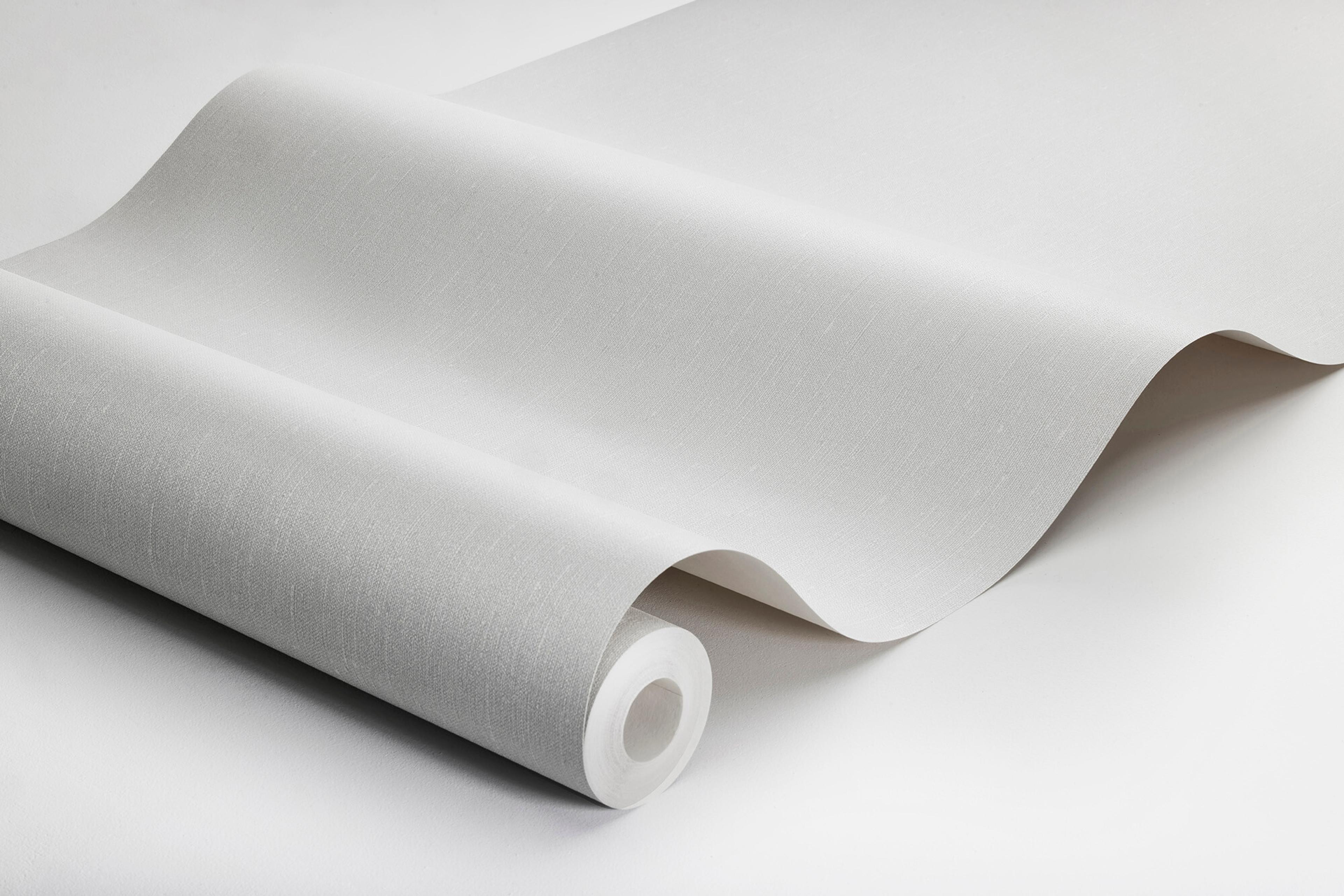 Swedish Grey tapet med enfargat, textilimitation mönster i grå. Från kollektionen Linen. Nonwoven-material. Passar i vardagsrum och matsal.