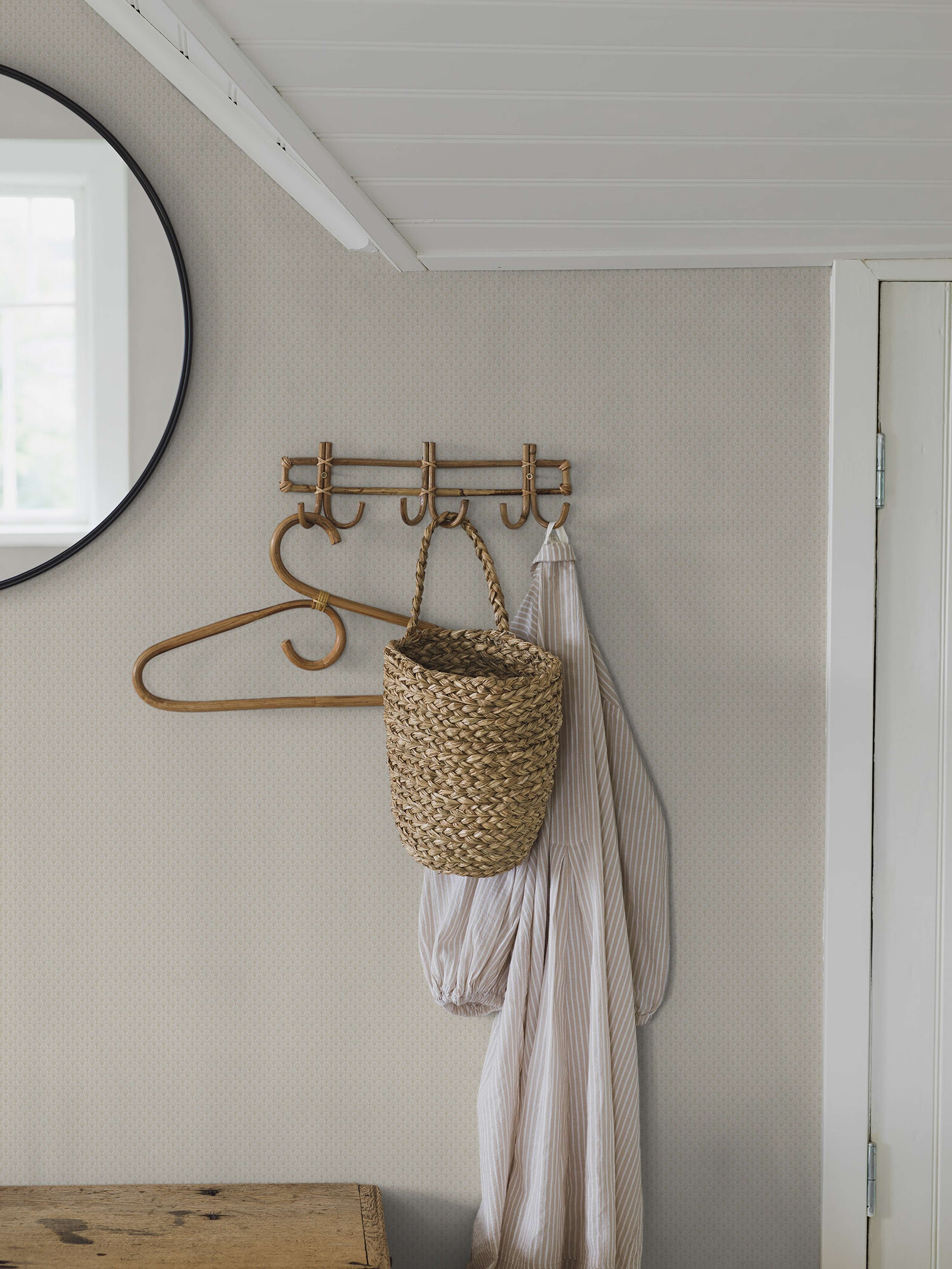 Fredrika tapet med trellis mönster i beige. Från kollektionen timeless traditions. Nonwoven-material med rak passning.