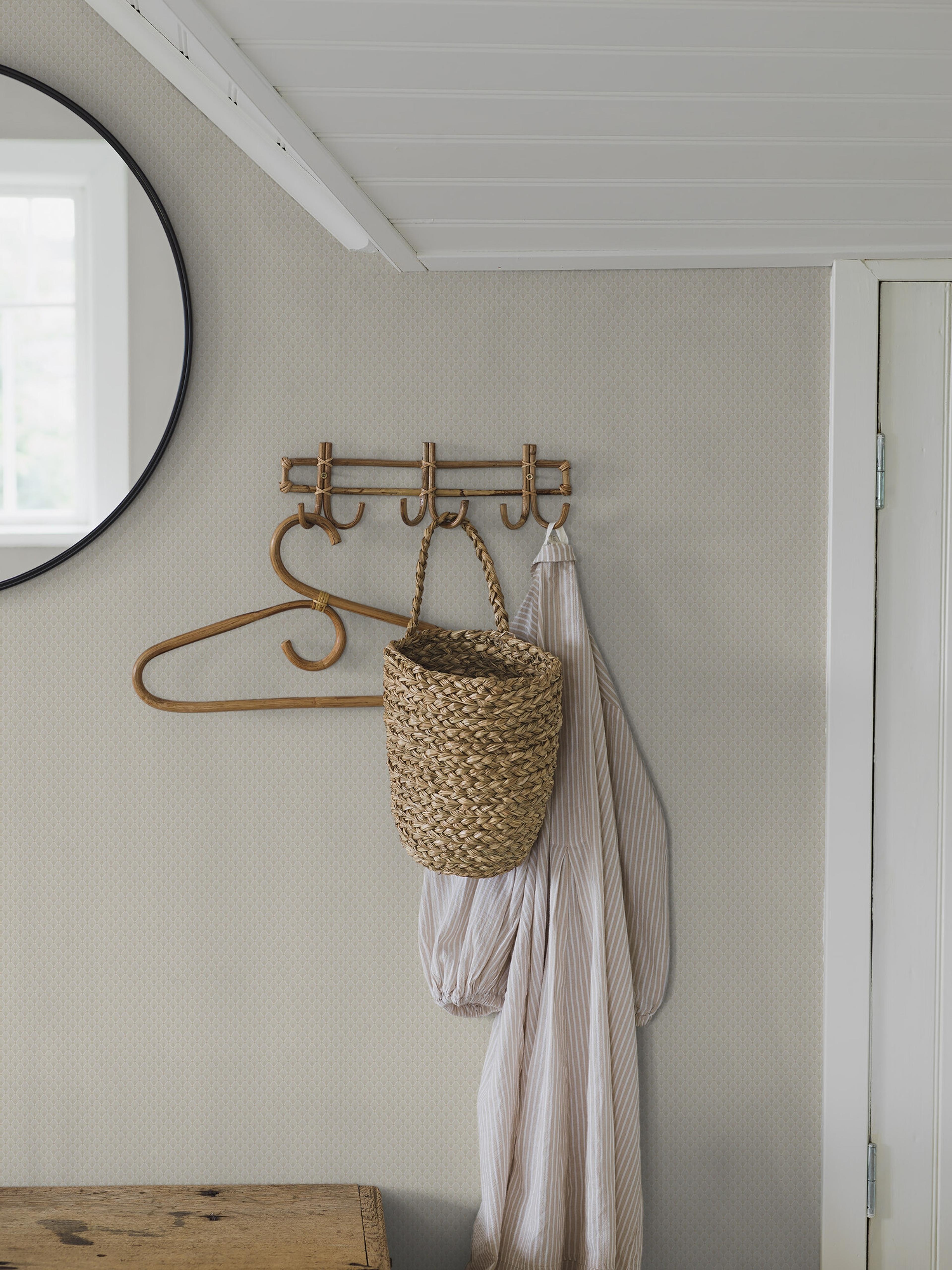 Fredrika tapet med trellis mönster i beige. Från kollektionen timeless traditions. Nonwoven-material med rak passning.