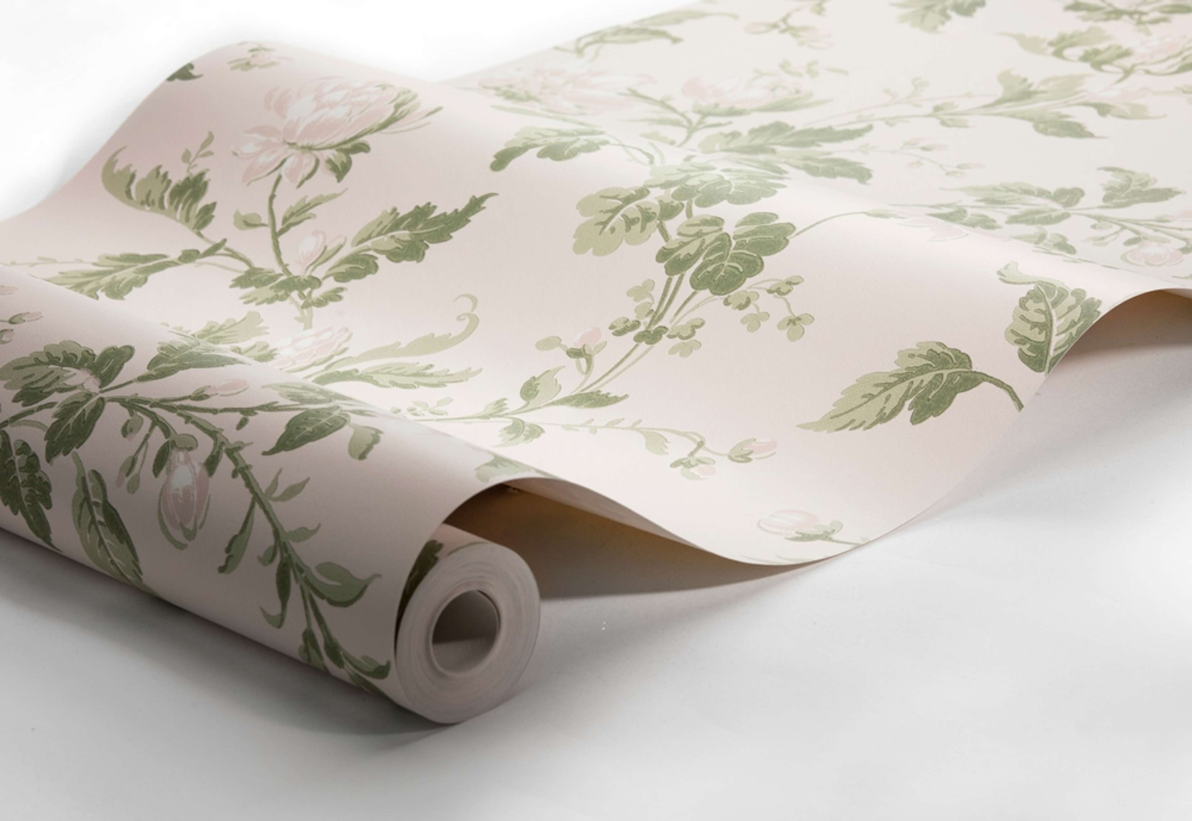 Blomslinga, crémevit botten tapet från Boråstapeter med blommigt mönster i grön och beige. Från kollektionen anno. Nonwoven-material med förskjuten passning. Country-stil. Passar i sovrum och matsal.