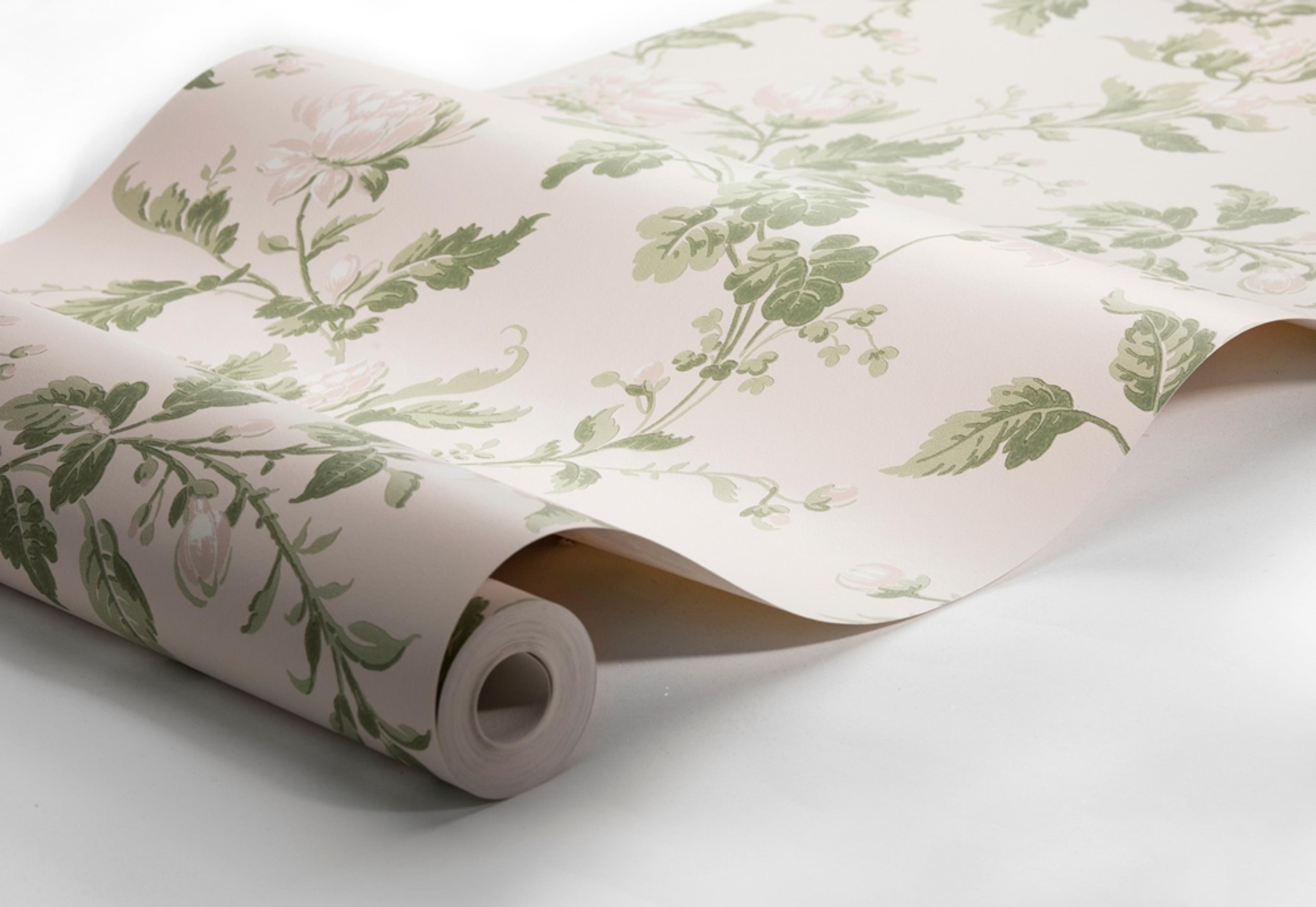 Blomslinga, crémevit botten tapet från Boråstapeter med blommigt mönster i grön och beige. Från kollektionen anno. Nonwoven-material med förskjuten passning. Country-stil. Passar i sovrum och matsal.