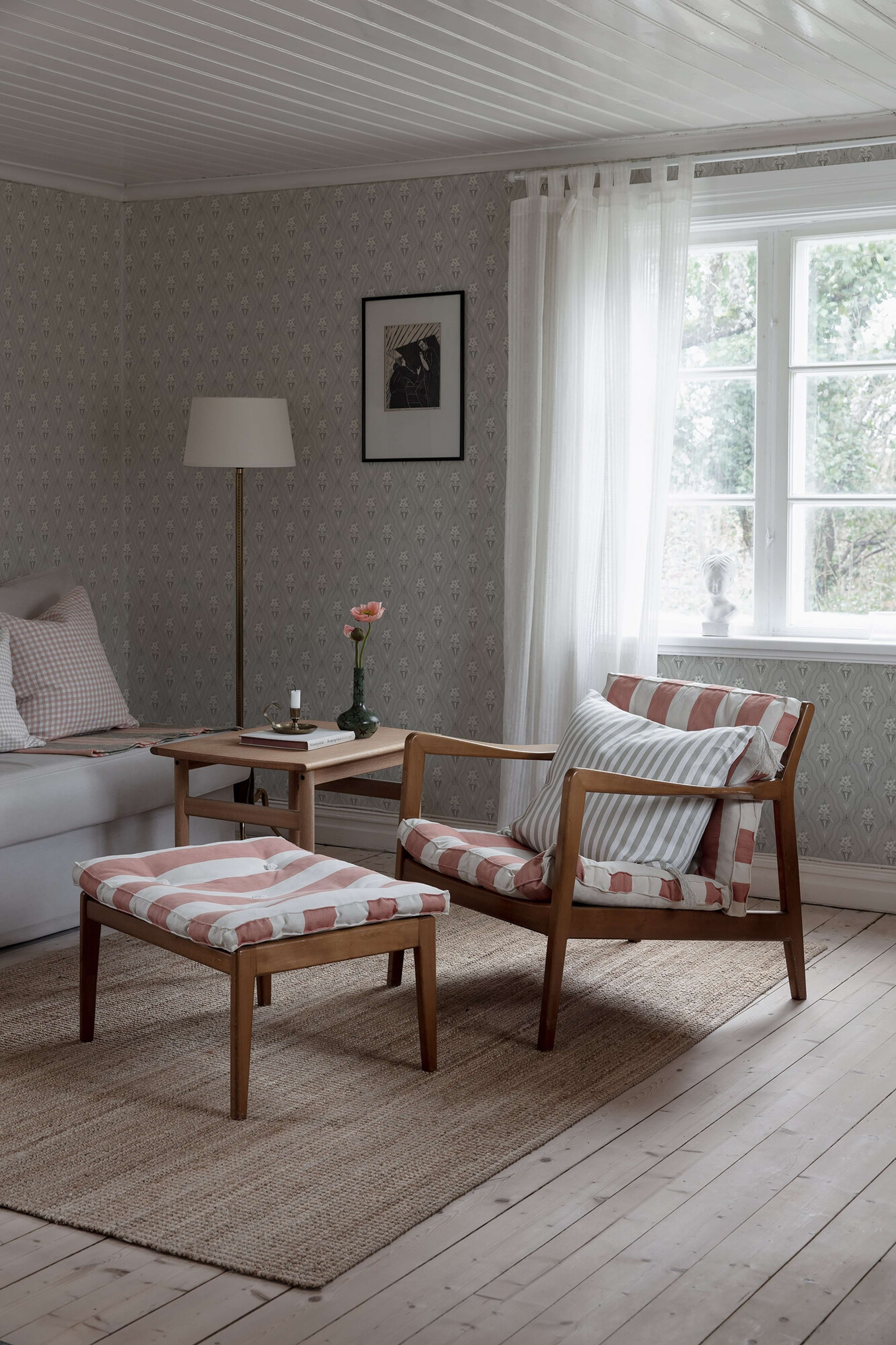 Klädesholmen tapet med trellis mönster i grå. Från kollektionen Alla Tiders Hus. Nonwoven-material med förskjuten passning. Passar i vardagsrum, matsal och kök.