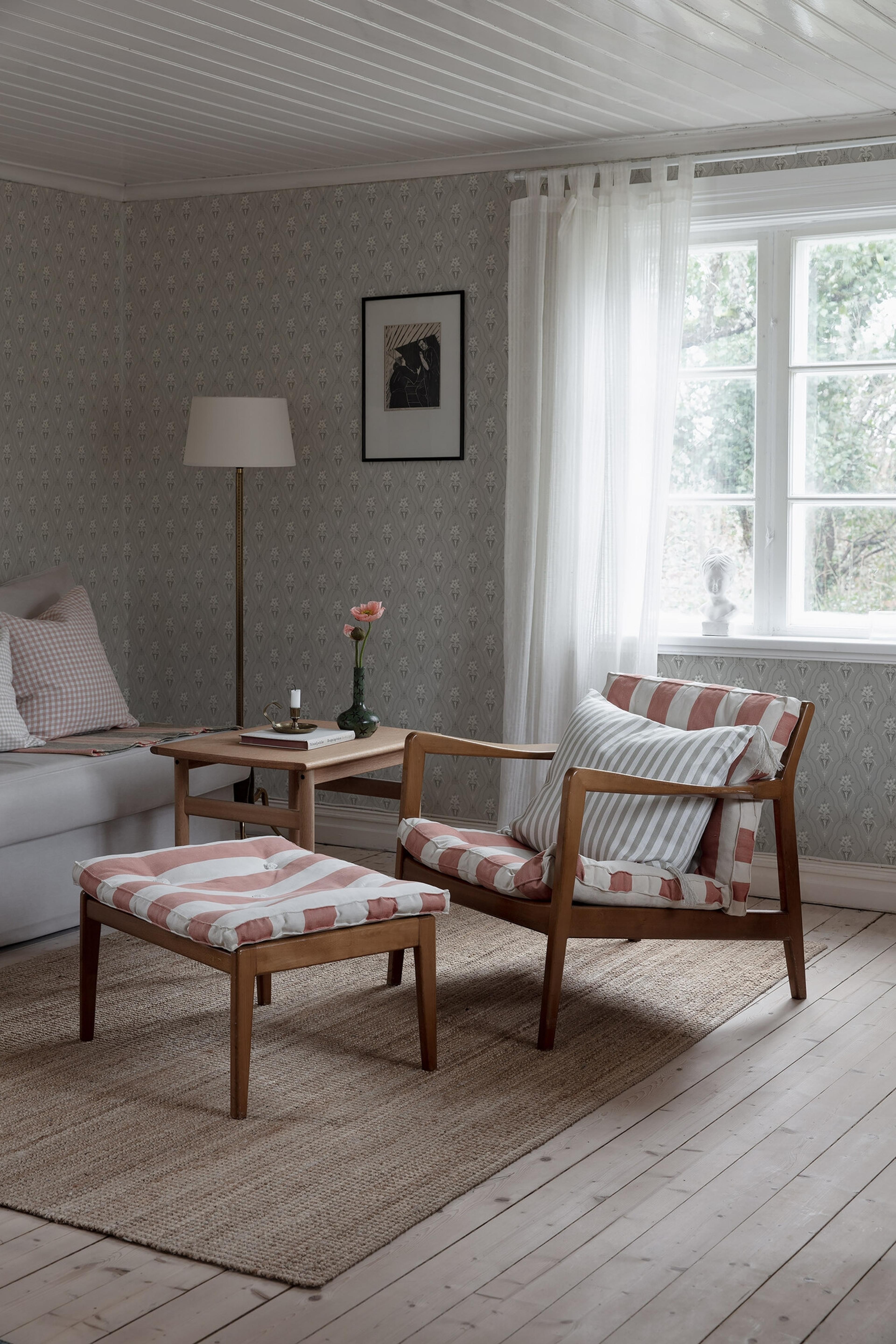 Klädesholmen tapet med trellis mönster i grå. Från kollektionen Alla Tiders Hus. Nonwoven-material med förskjuten passning. Passar i vardagsrum, matsal och kök.