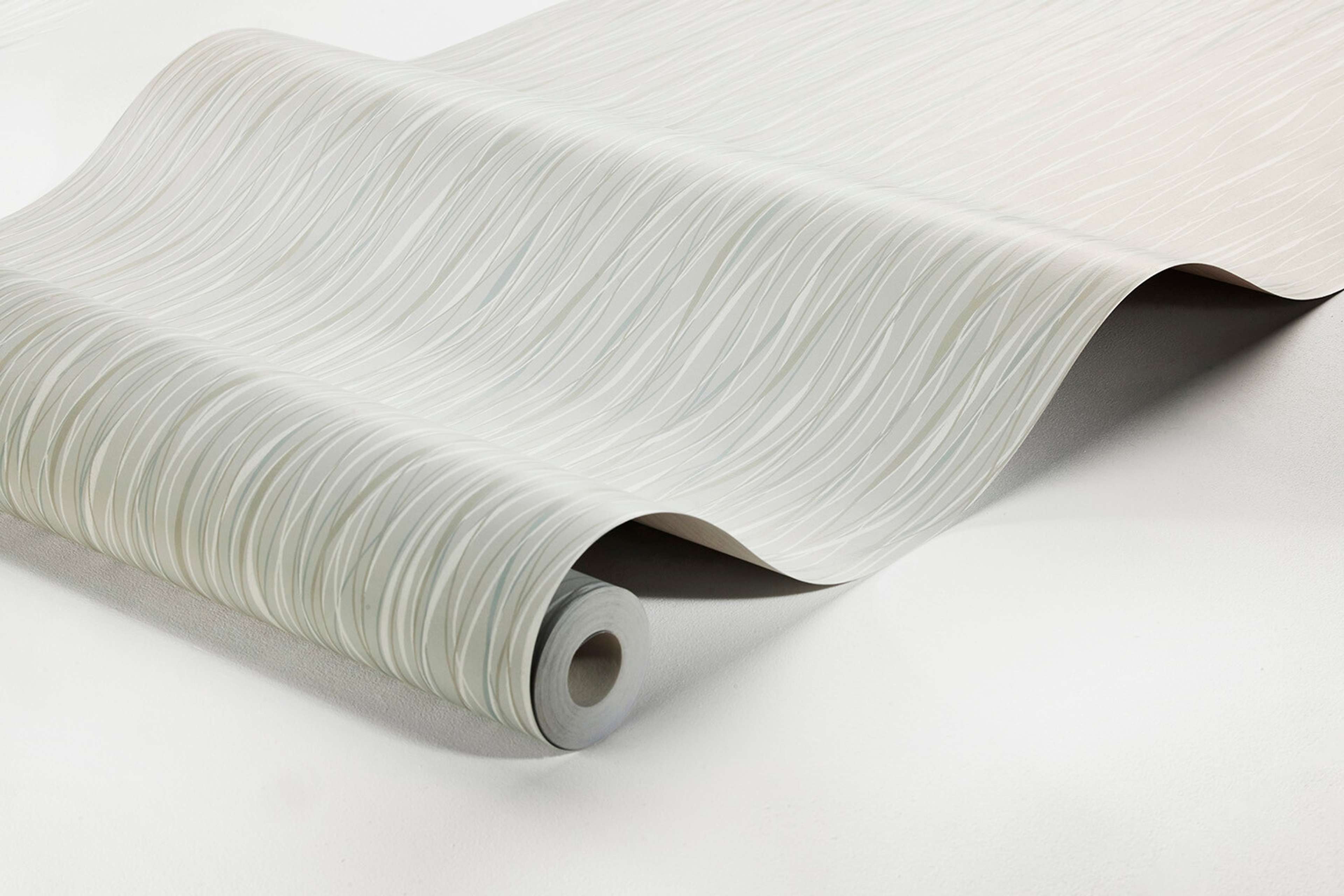 Ängby tapet med grafiskt mönster i grå. Från kollektionen Alla Tiders Hus. Nonwoven-material med förskjuten passning. Passar i vardagsrum, matsal och kök.
