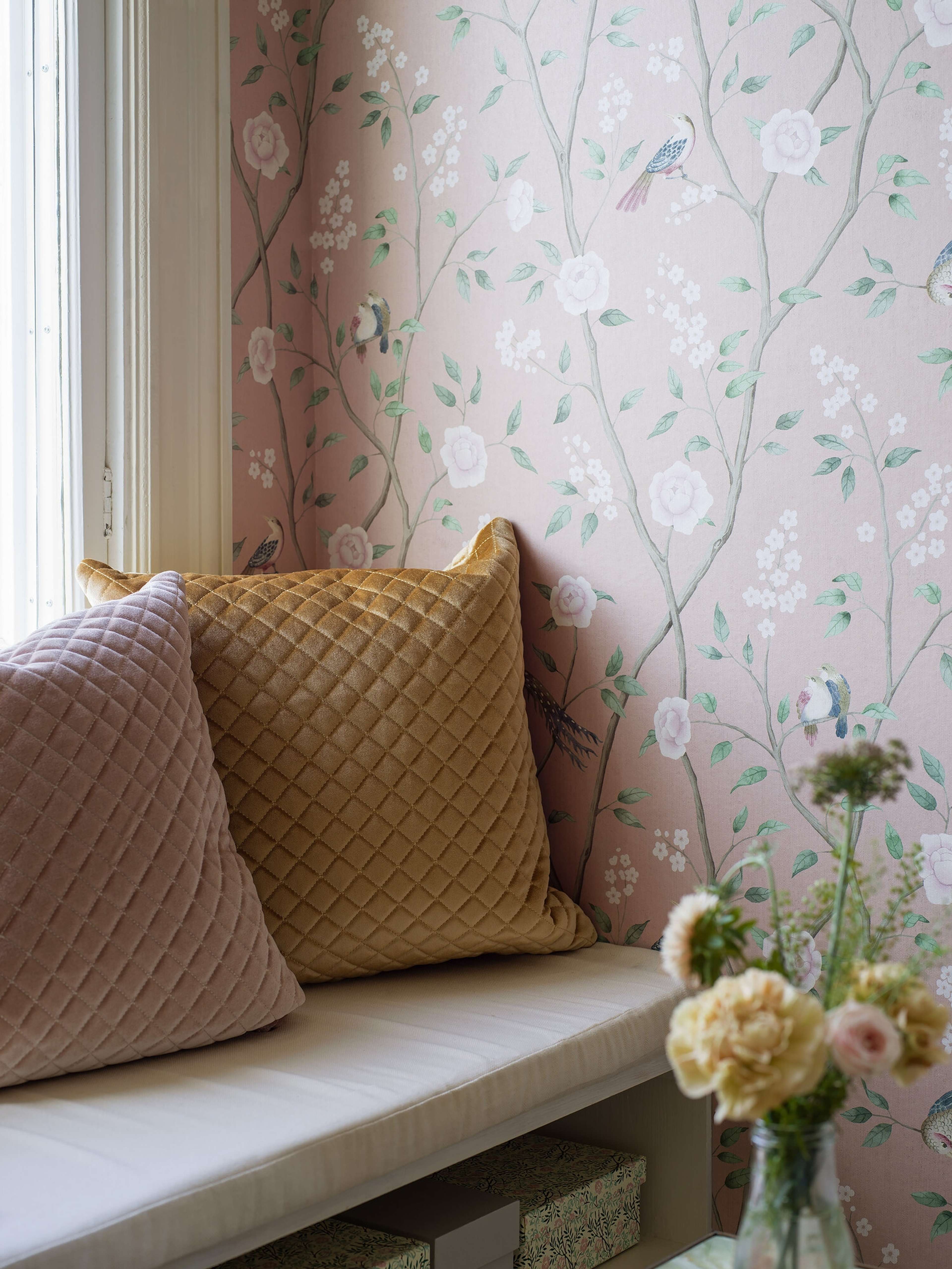Paradise Birds tapet tapet från Boråstapeter med djur, blommigt mönster i rosa. Från kollektionen Dreamy Escape. Nonwoven-material med förskjuten passning. Lyx-stil. Passar i vardagsrum och matsal.