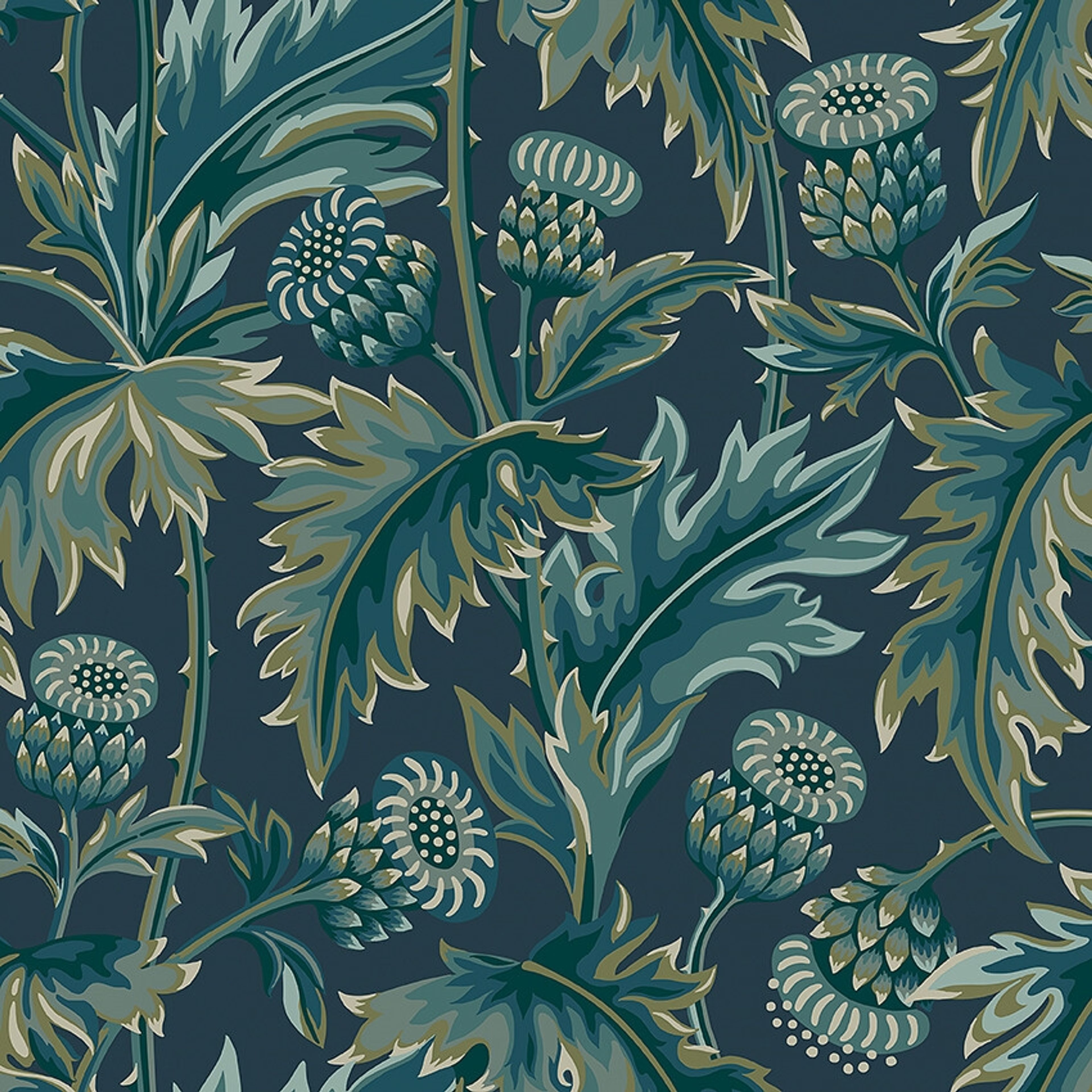 Treasured Thistle tapet i blå nyanser tapet med botaniskt, blommigt mönster i blå. Från kollektionen Treasured. Nonwoven-material med förskjuten passning. Passar i kök, hall och arbetsrum.
