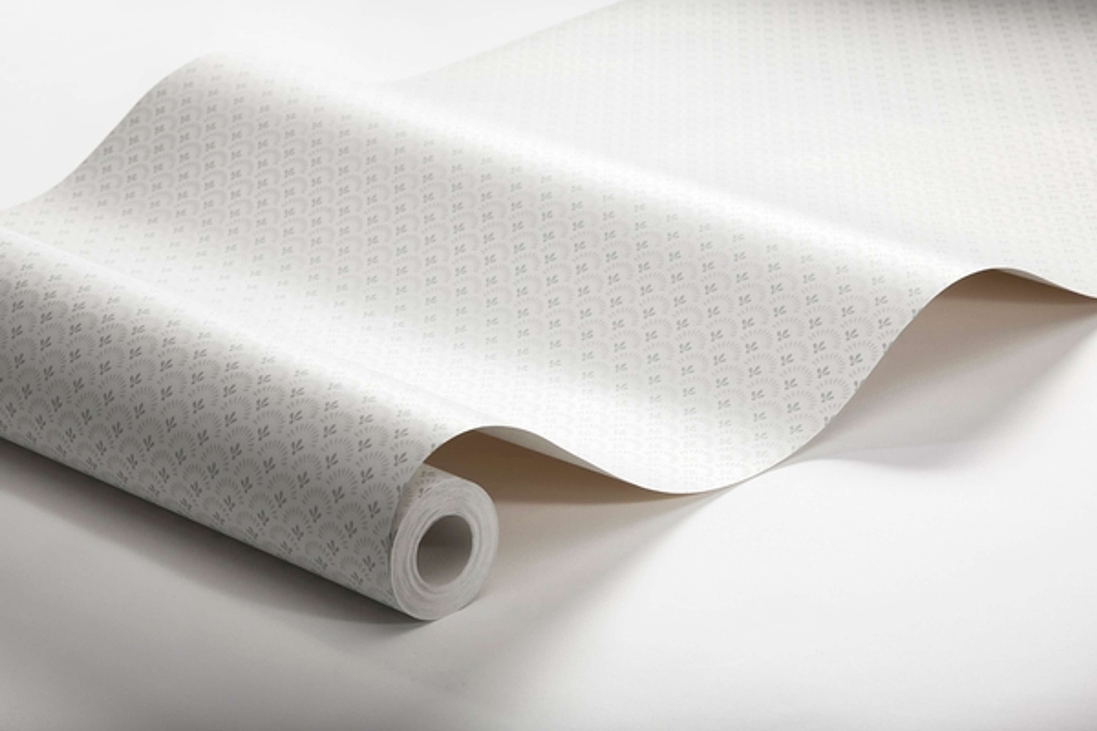 Daisy småmönstrad, vit tapet från Boråstapeter med blommigt mönster i vit. Från kollektionen Falsterbo III. Nonwoven-material med rak passning.