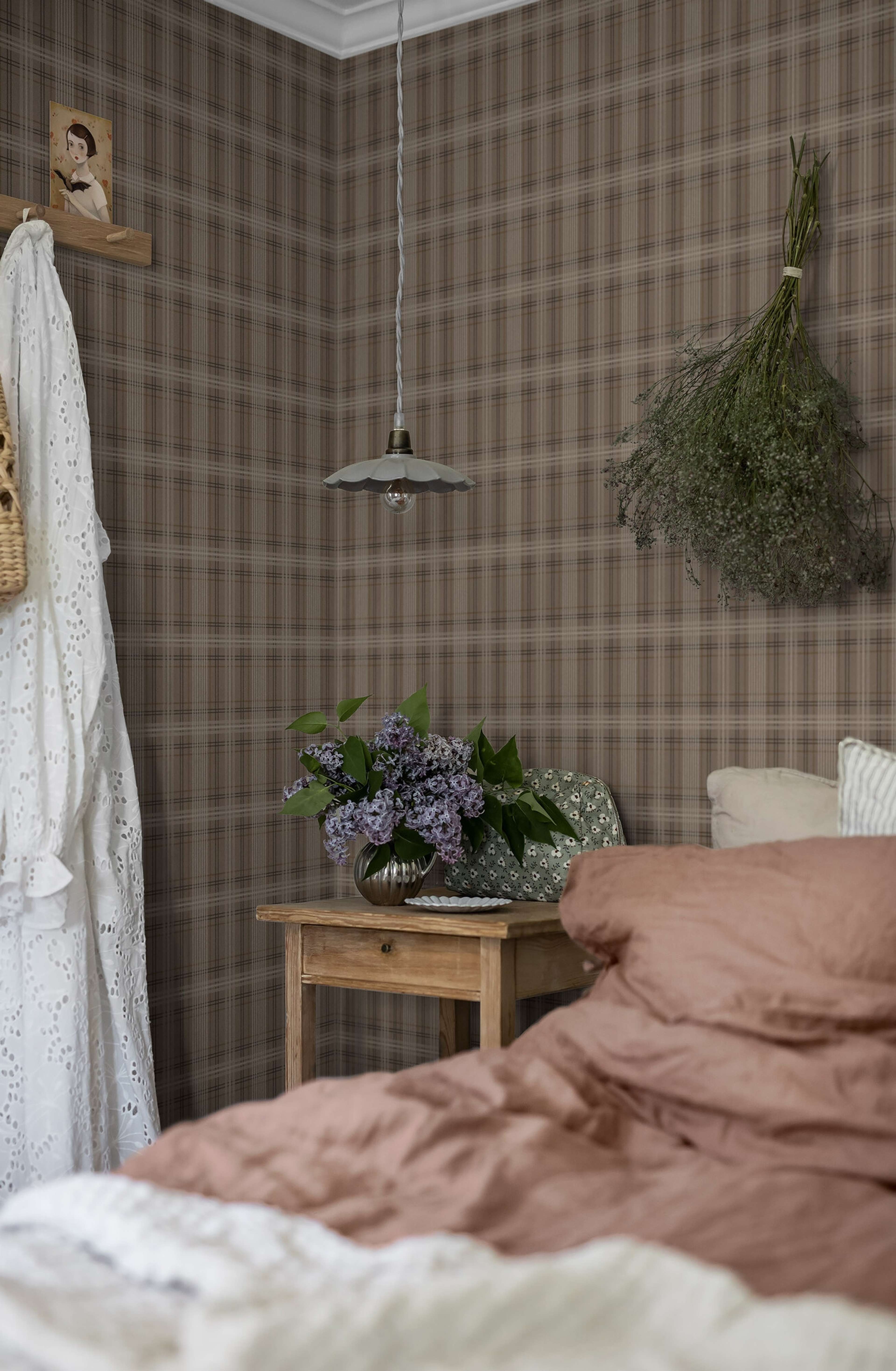 Tailor´s Tweed varm mörkbrun tapet med rutigt mönster i brun. Från kollektionen Cottage Garden. Nonwoven-material med rak passning. Passar i vardagsrum, matsal och hall.