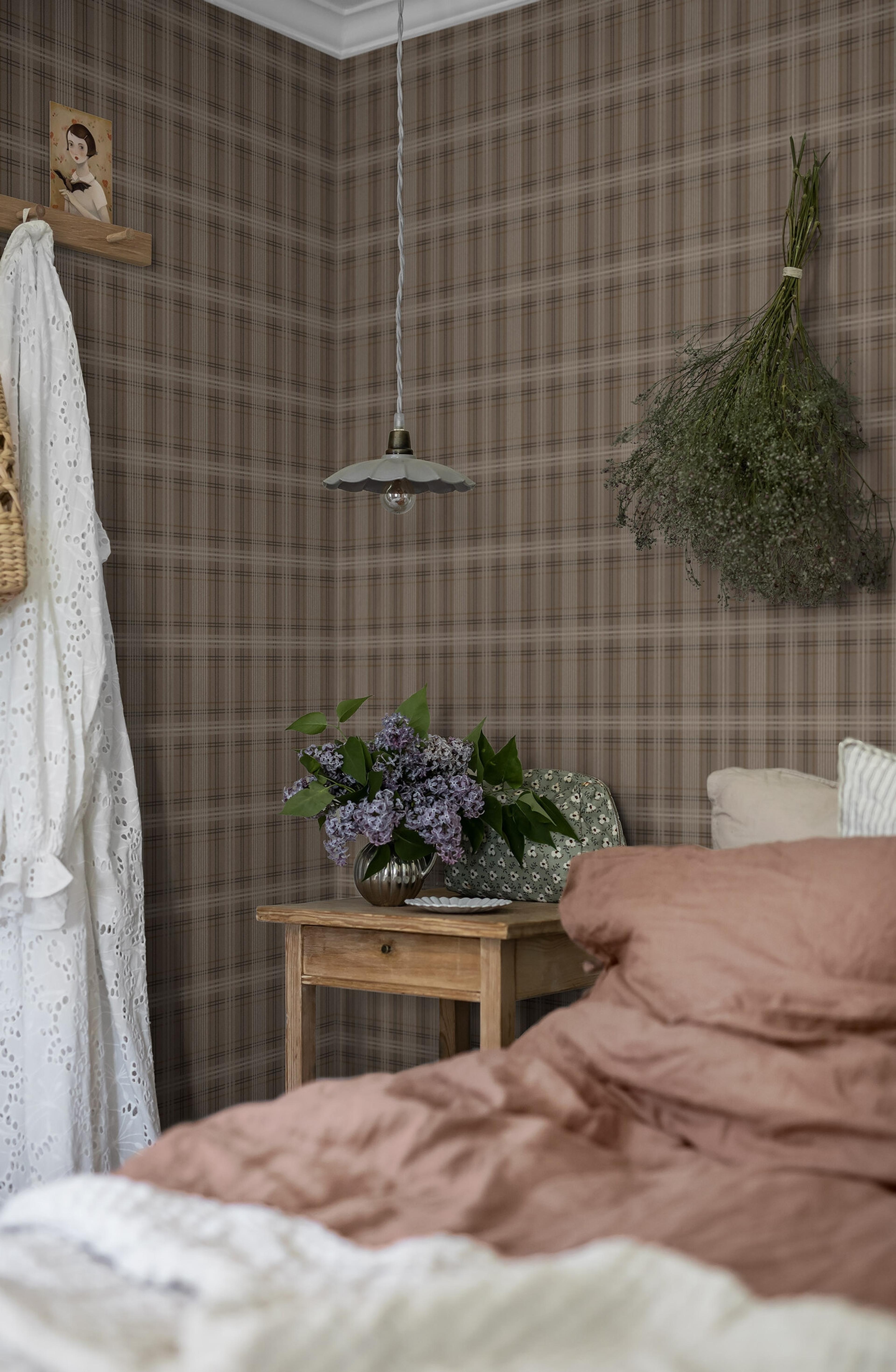 Tailor´s Tweed varm mörkbrun tapet med rutigt mönster i brun. Från kollektionen Cottage Garden. Nonwoven-material med rak passning. Passar i vardagsrum, matsal och hall.